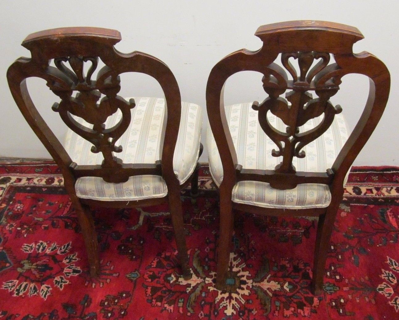 PAIR OF VICTORIAN WALNUT PARLOR CHAIRS WITH FINELY CARVED BACK SPLATS