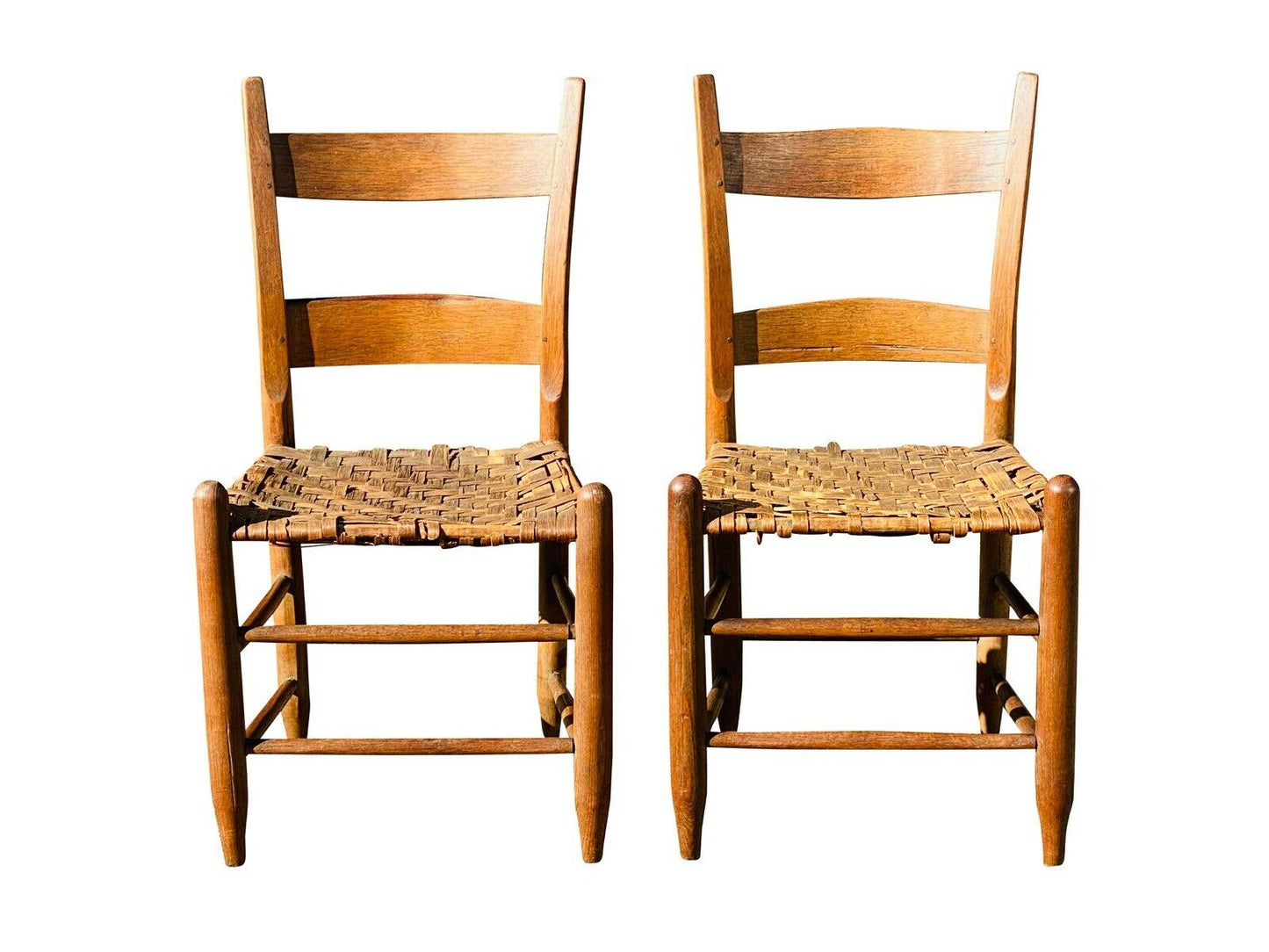 19TH C ANTIQUE COUNTRY PRIMITIVE PAIR OF WINDSOR THUMB BACK CHAIRS