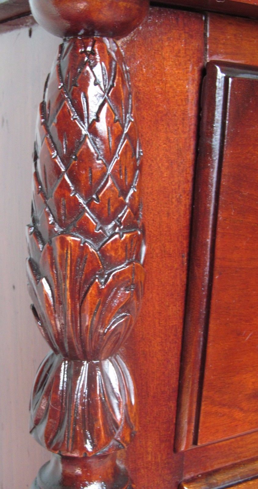 EXCEPTIONALLY FINE SOLID MAHOGANY SHERATON LINGERIE CHEST WITH PINEAPPLE COLUMNS