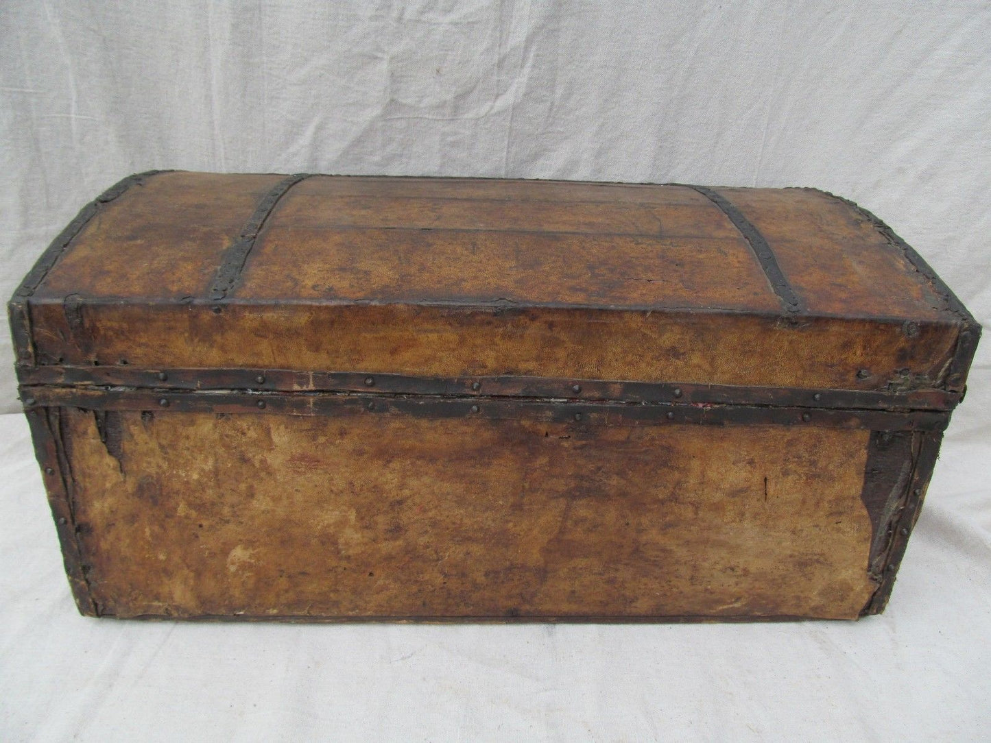 EARLY 19TH CENTURY LEATHER & HYDE COVERED STAGECOACH TRUNK