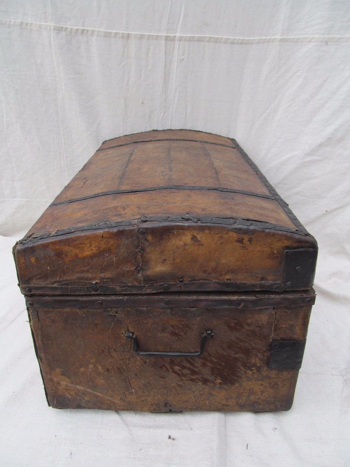 EARLY 19TH CENTURY LEATHER & HYDE COVERED STAGECOACH TRUNK