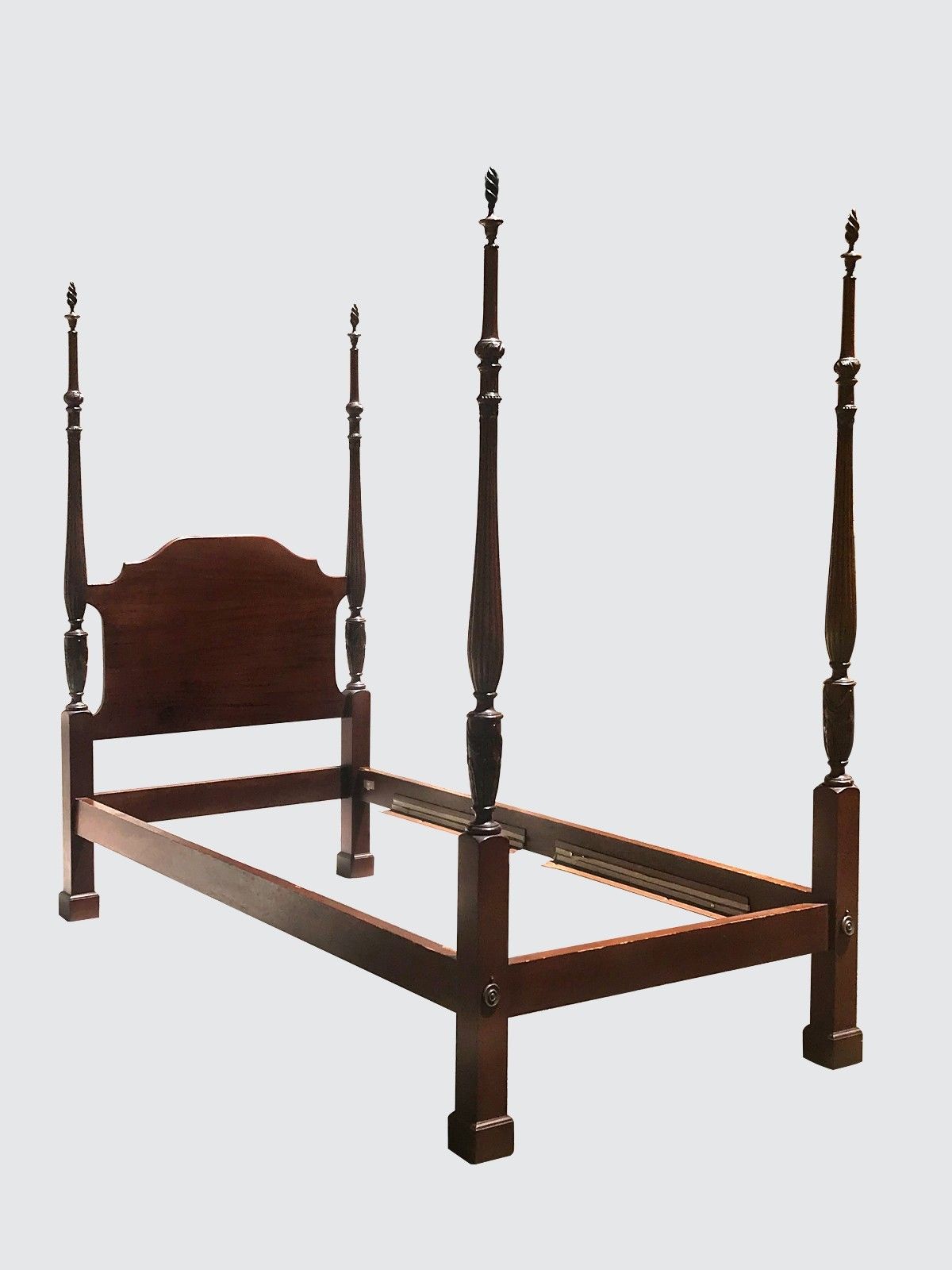 WONDERFUL PAIR OF CENTENNIAL FEDERAL STYLE MAHOGANY PLANTATION STYLE CUSTOM BEDS