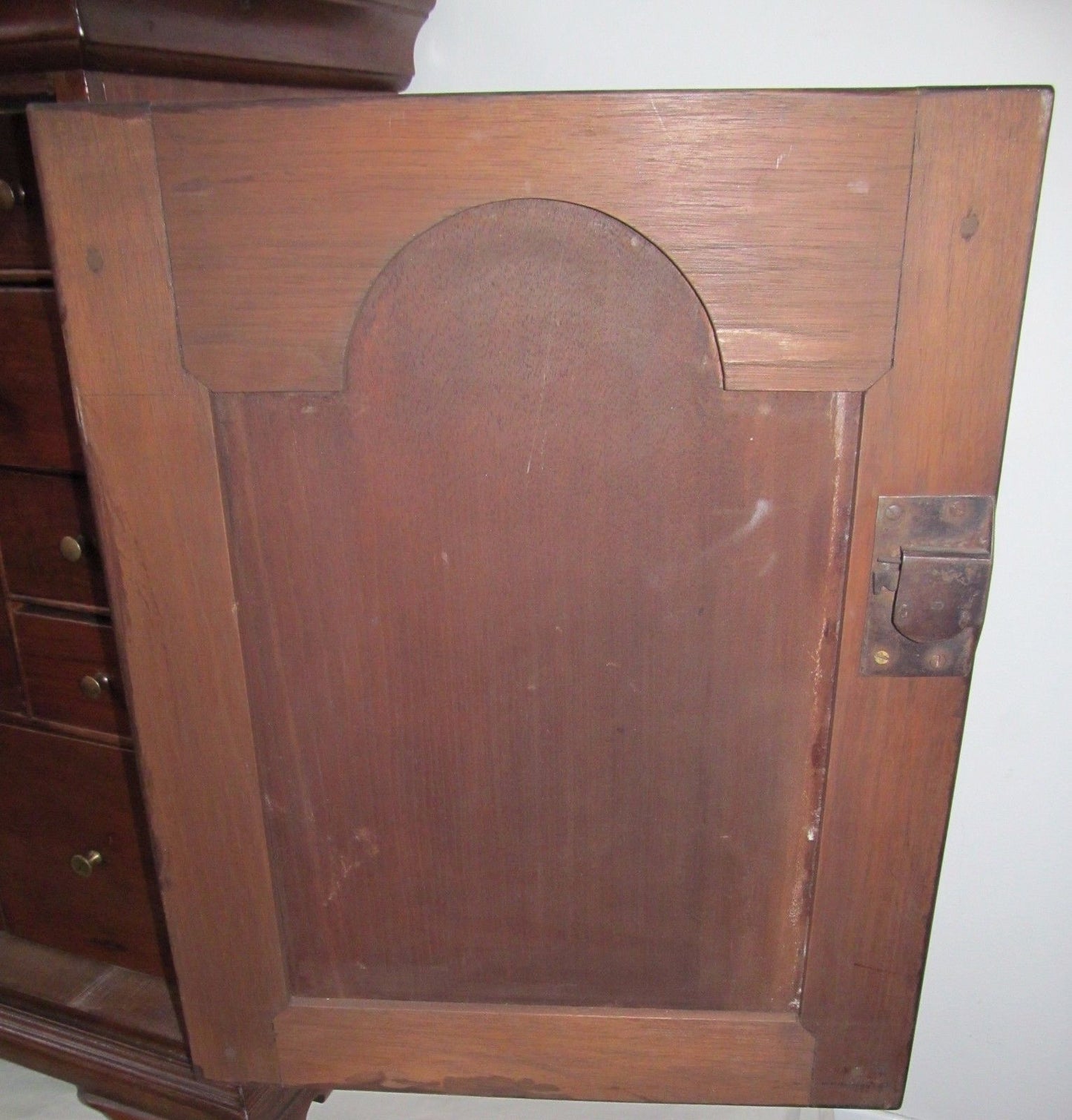 IMPORTANT 18TH CENTURY QUEEN ANNE PERIOD WALNUT SPICE CHEST WITH TOMBSTONE DOOR