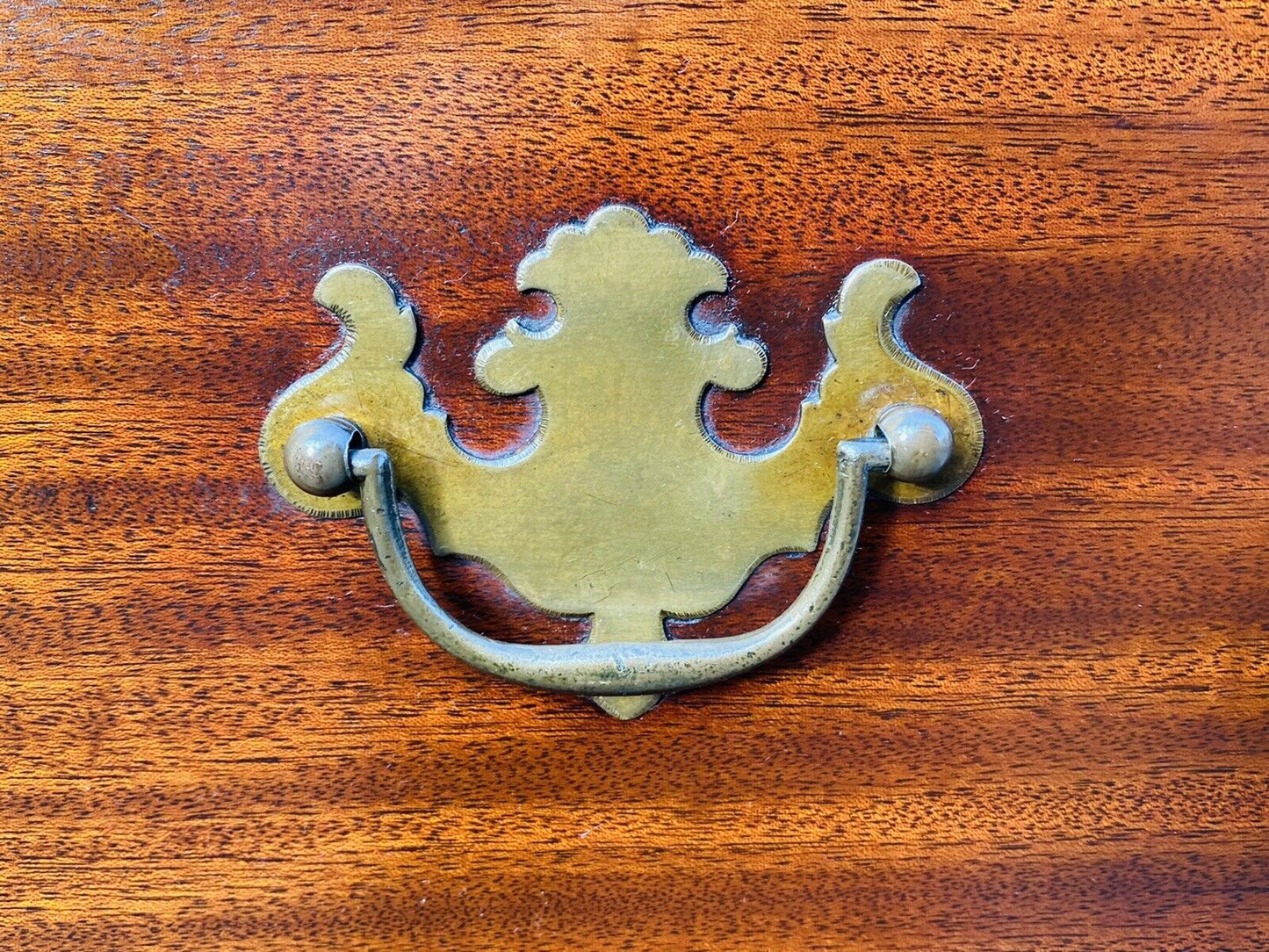 20TH C CHIPPENDALE ANTIQUE STYLE MAHOGANY BONNET TOP HIGHBOY DRESSER / CHEST