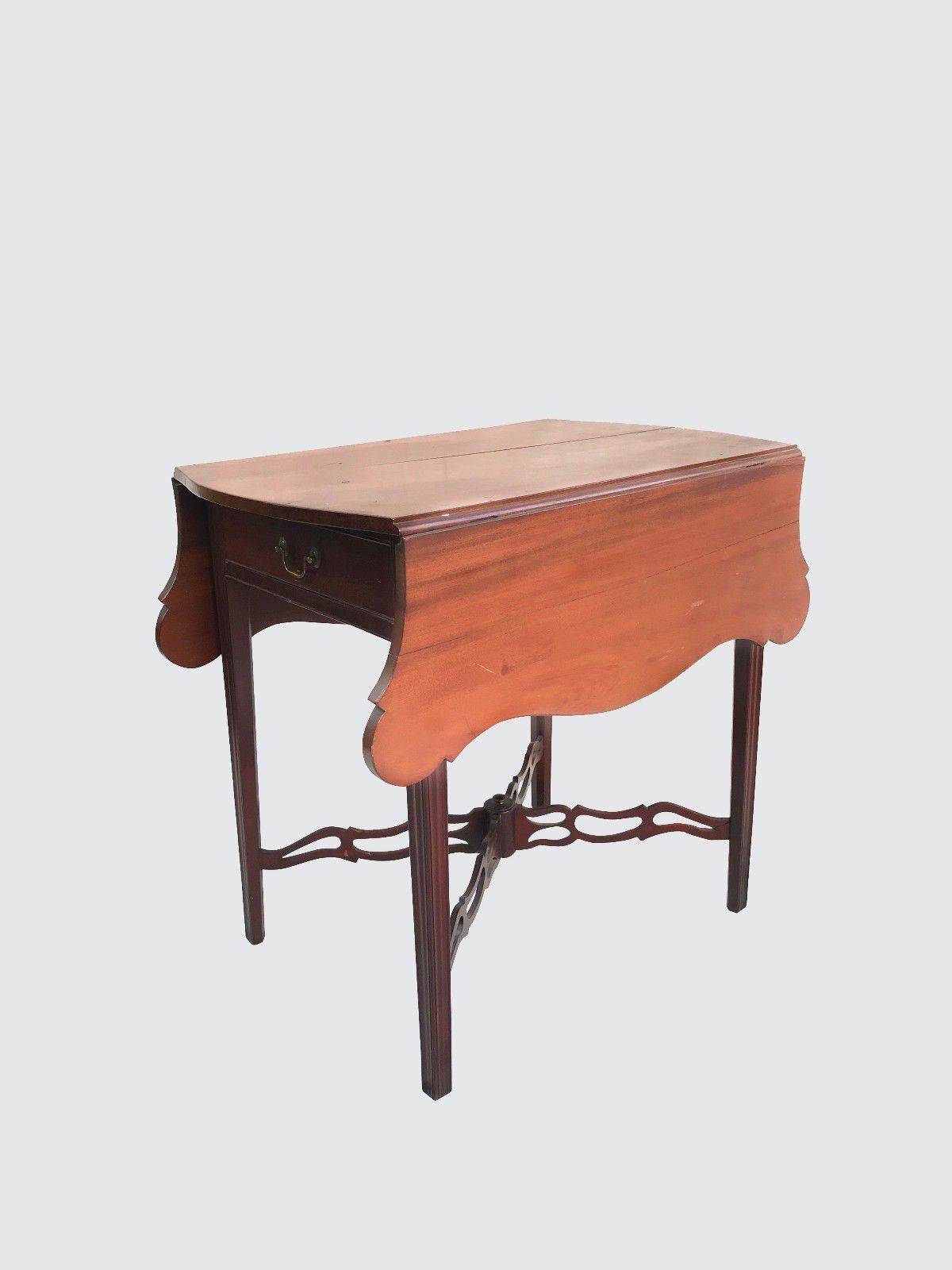 18TH CENTURY CHIPPENDALE CONNECTICUT SHAPED TOP PEMBROKE TABLE-CHAPIN SHOP