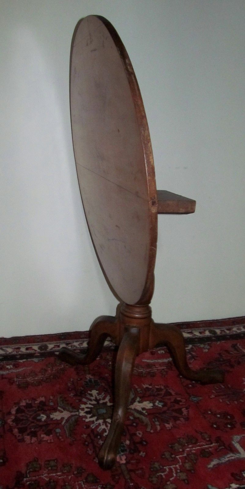 18TH CENTURY QUEEN ANNE SYCAMORE & MAPLE TILTING TEA TABLE W/TENDRIL CARVED LEGS