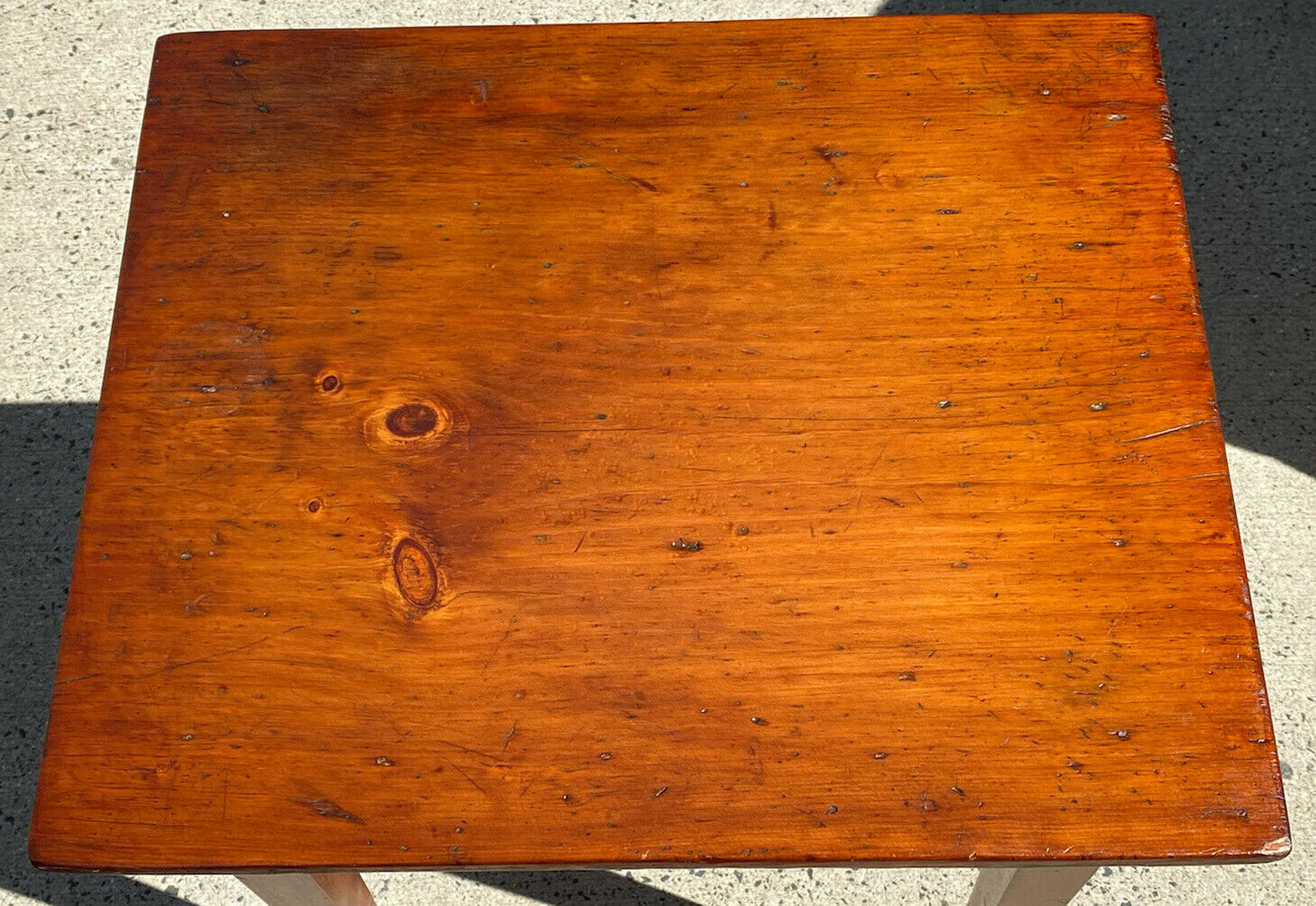 19TH C ANTIQUE NEW ENGLAND FEDERAL PERIOD PINE WORK TABLE / NIGHT STAND