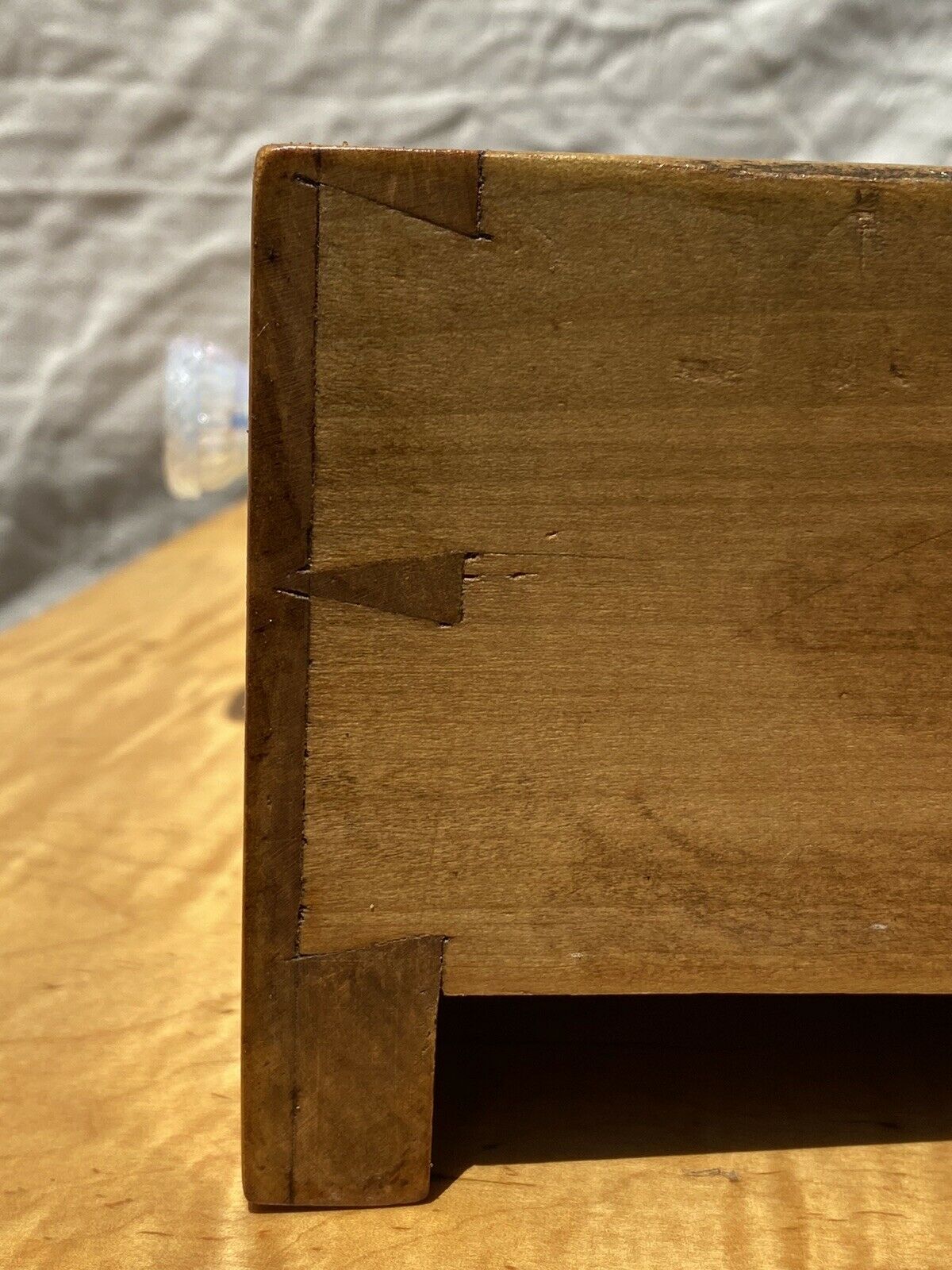 19TH C ANTIQUE AMERICAN TIGER MAPLE SHERATON WORK TABLE / NIGHT STAND