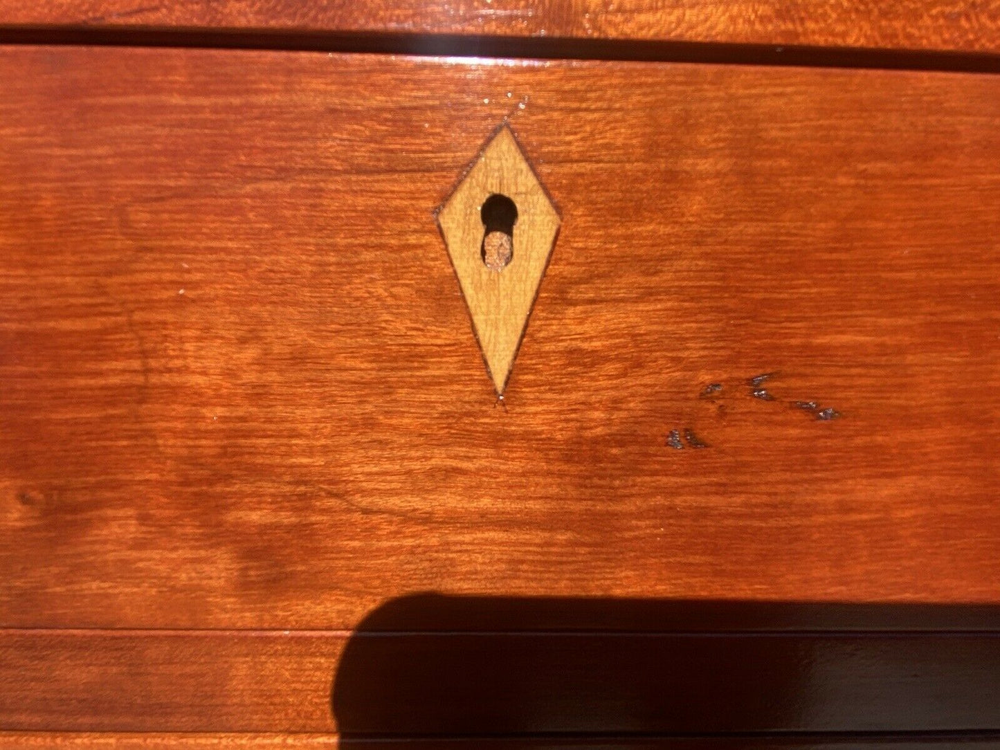 20TH C HEPPLEWHITE ANTIQUE STYLE CHERRY BACHELORS CHEST / NIGHTSTAND