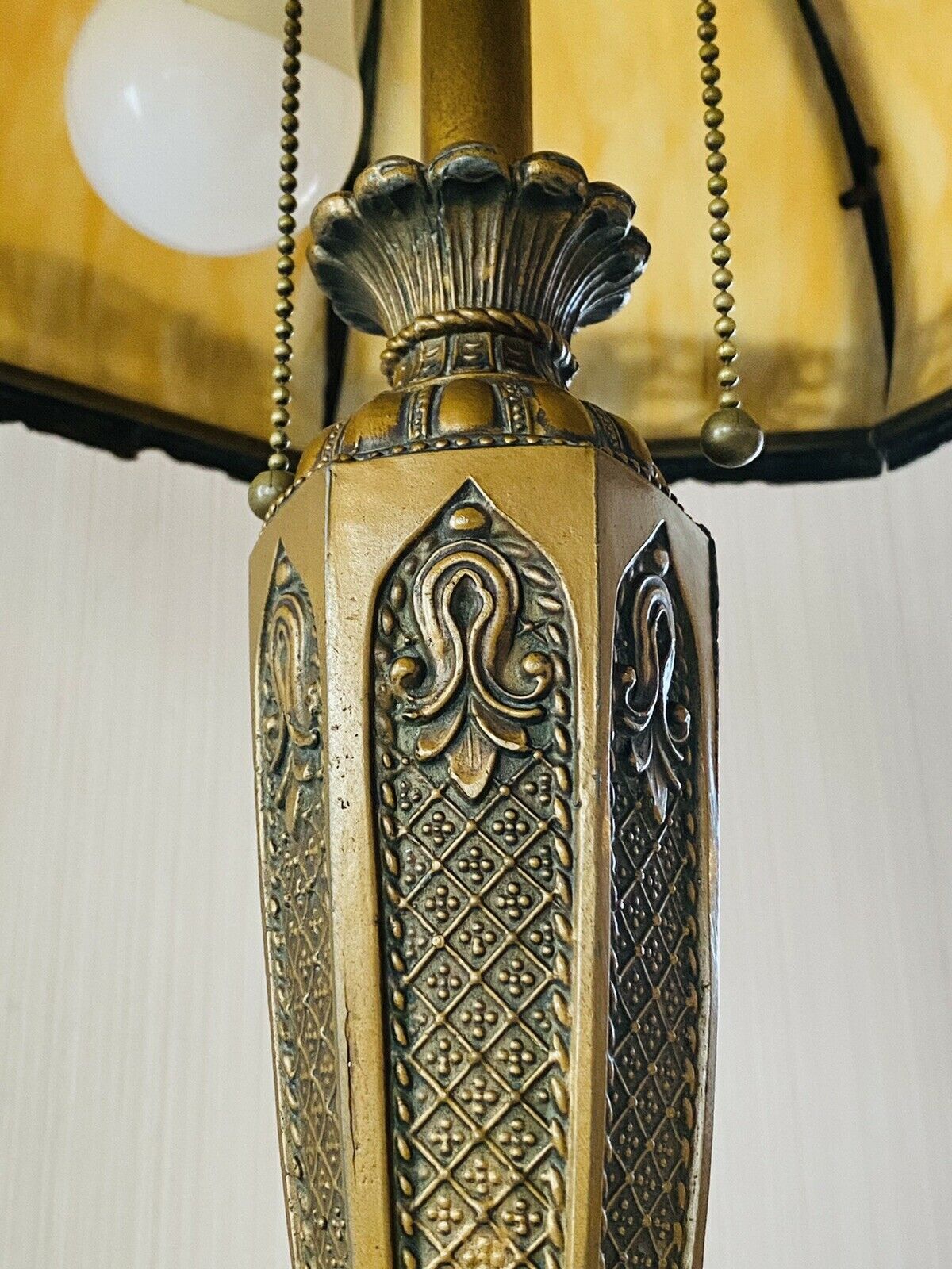 20TH C ANTIQUE ARTS & CRAFTS / ART NOUVEAU 8 PANEL CARAMEL SLAG GLASS LAMP