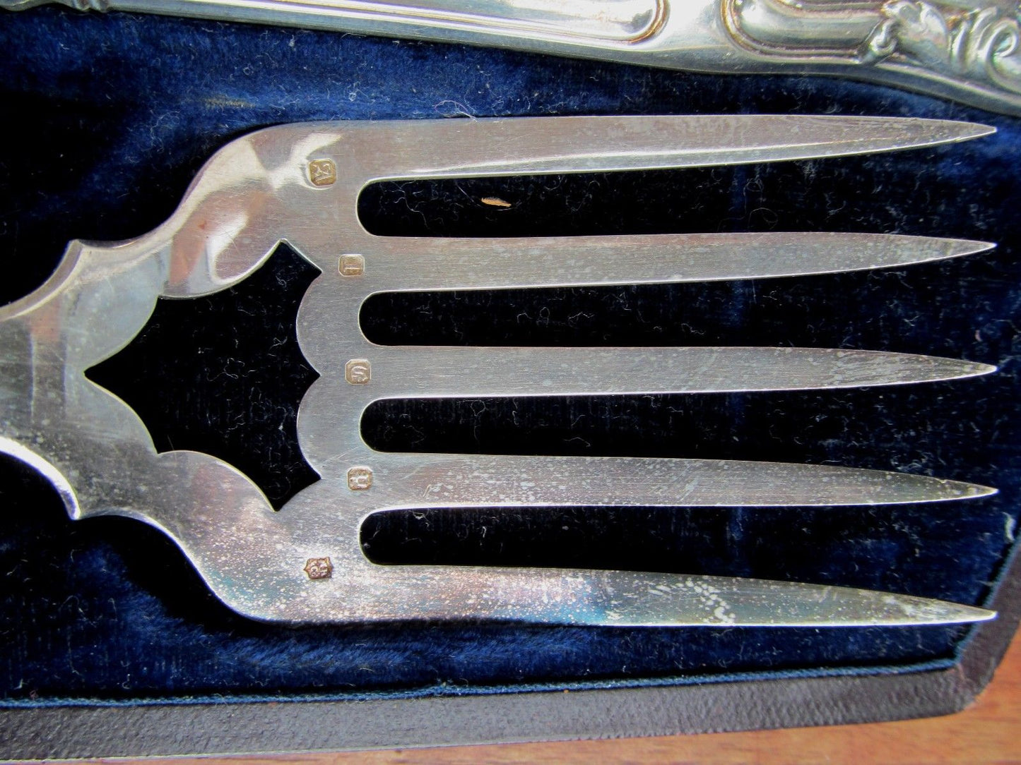 FINE 1875 HALLMARKED SHEFFIELD FISH SERVICE SET IN ORIGINAL LEATHER CASE