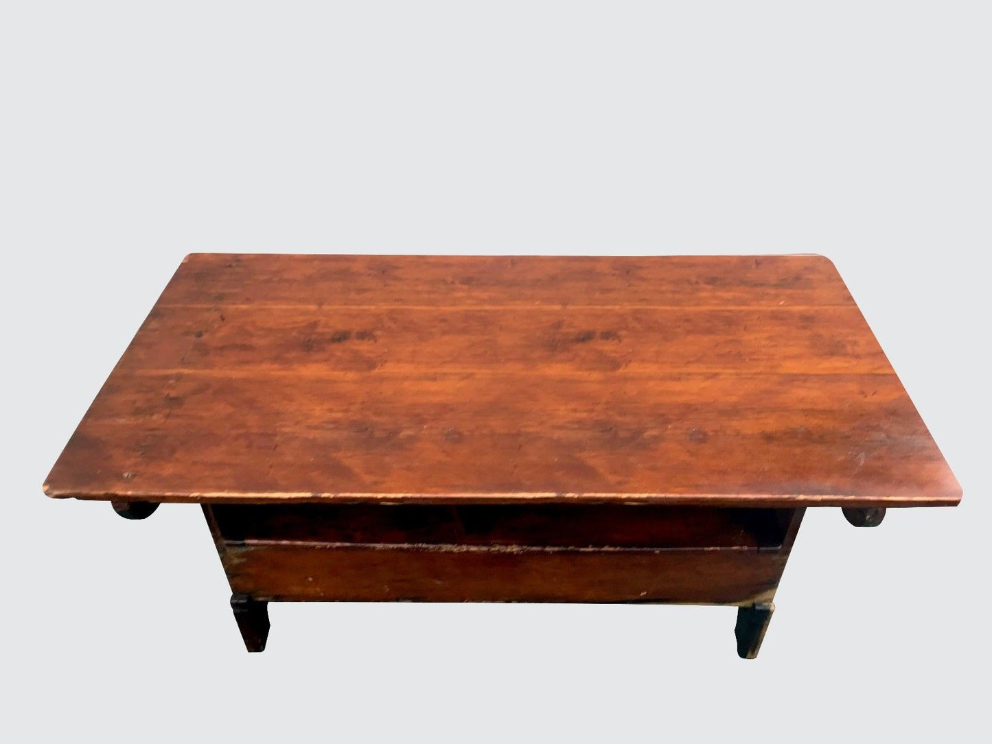 EARLY 19TH CENTURY NEW ENGLAND PRIMITIVE PUMPKIN PINE HUTCH TABLE WITH SEAT BOX
