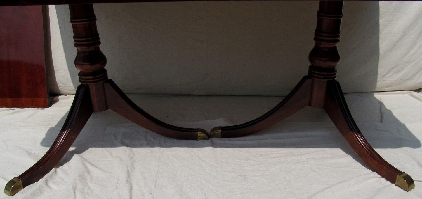 FEDERAL STYLE MAHOGANY CROSS BANDED INLAID DINING ROOM TABLE WITH SINGLE LEAF