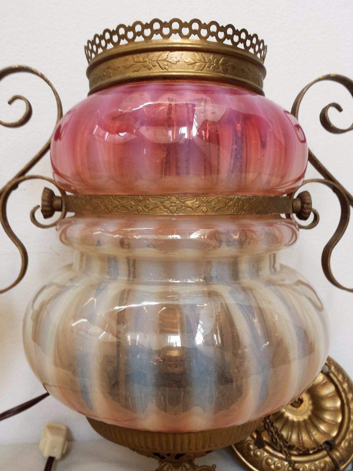 VICTORIAN OPALESCENT GLASS HANGING LANTERN LAMP ON TROLLEY CHAIN