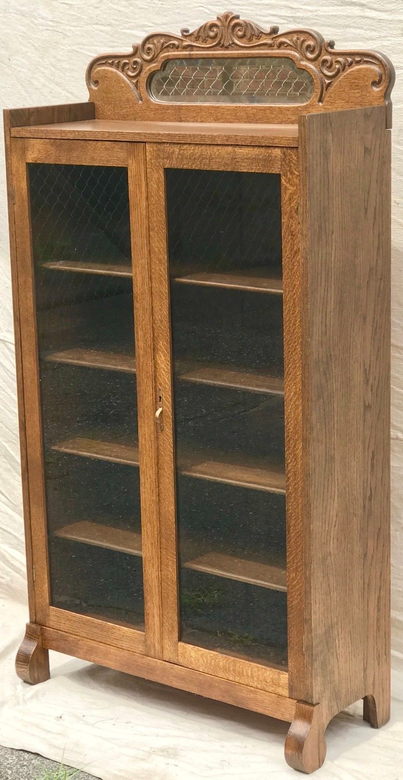 19TH C. VICTORIAN GOLDEN OAK BOOKCASE WITH MIRRORED AND CARVED GALLERY.