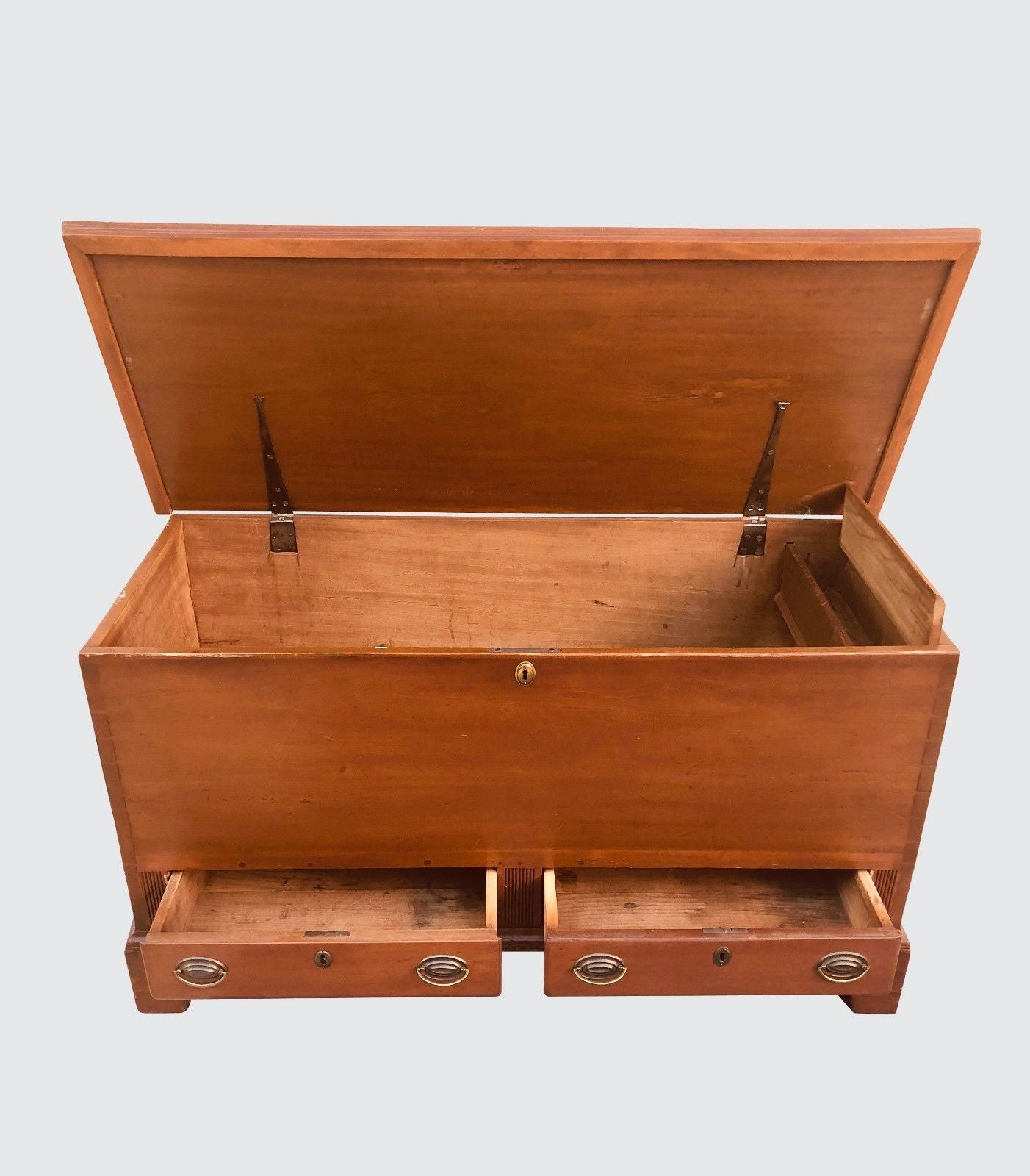 18TH CENTURY QUEEN ANNE PENNSYLVANIA BRACKET CHEST ON BRACKET FEET