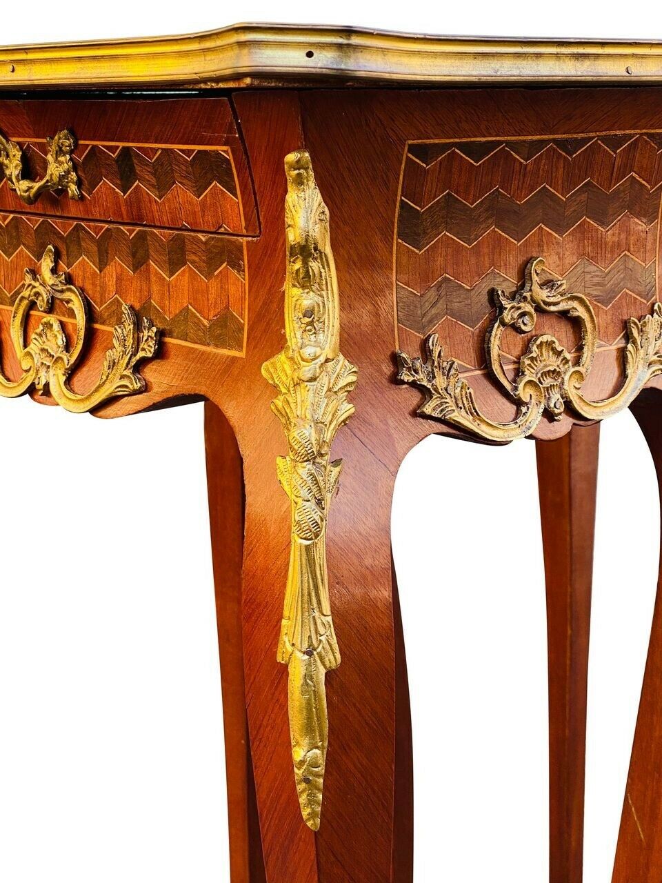 20TH C LOUIS XV ANTIQUE STYLE PAIR OF FRENCH PARQUETRY NIGHT STANDS / END TABLES