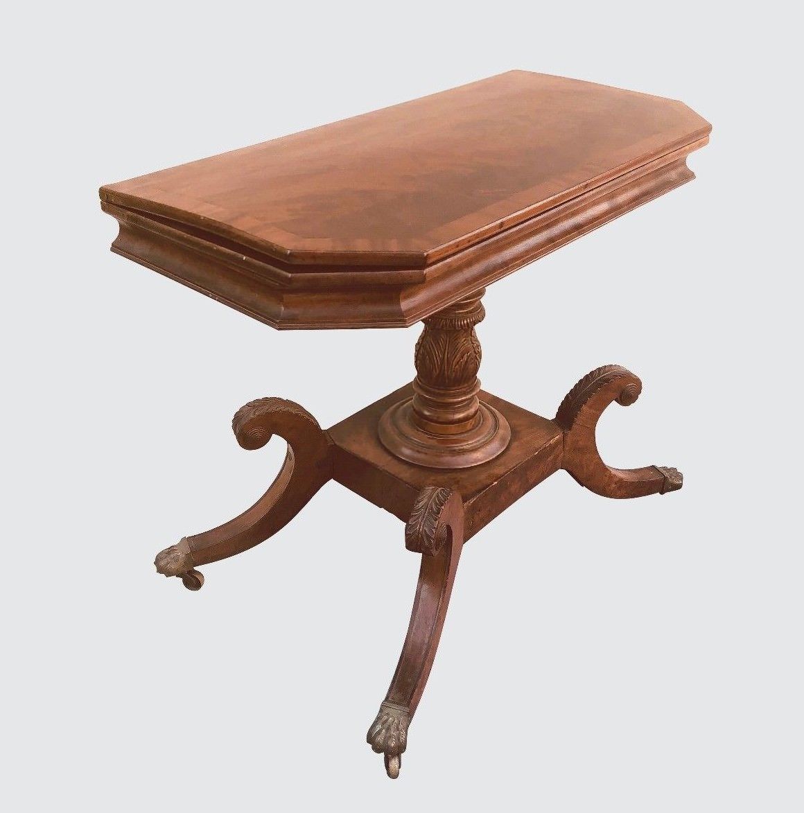 EARLY 19TH CENTURY CLASSICAL CROSS BANDED INLAID PHILADELPHIA CARVED GAME TABLE