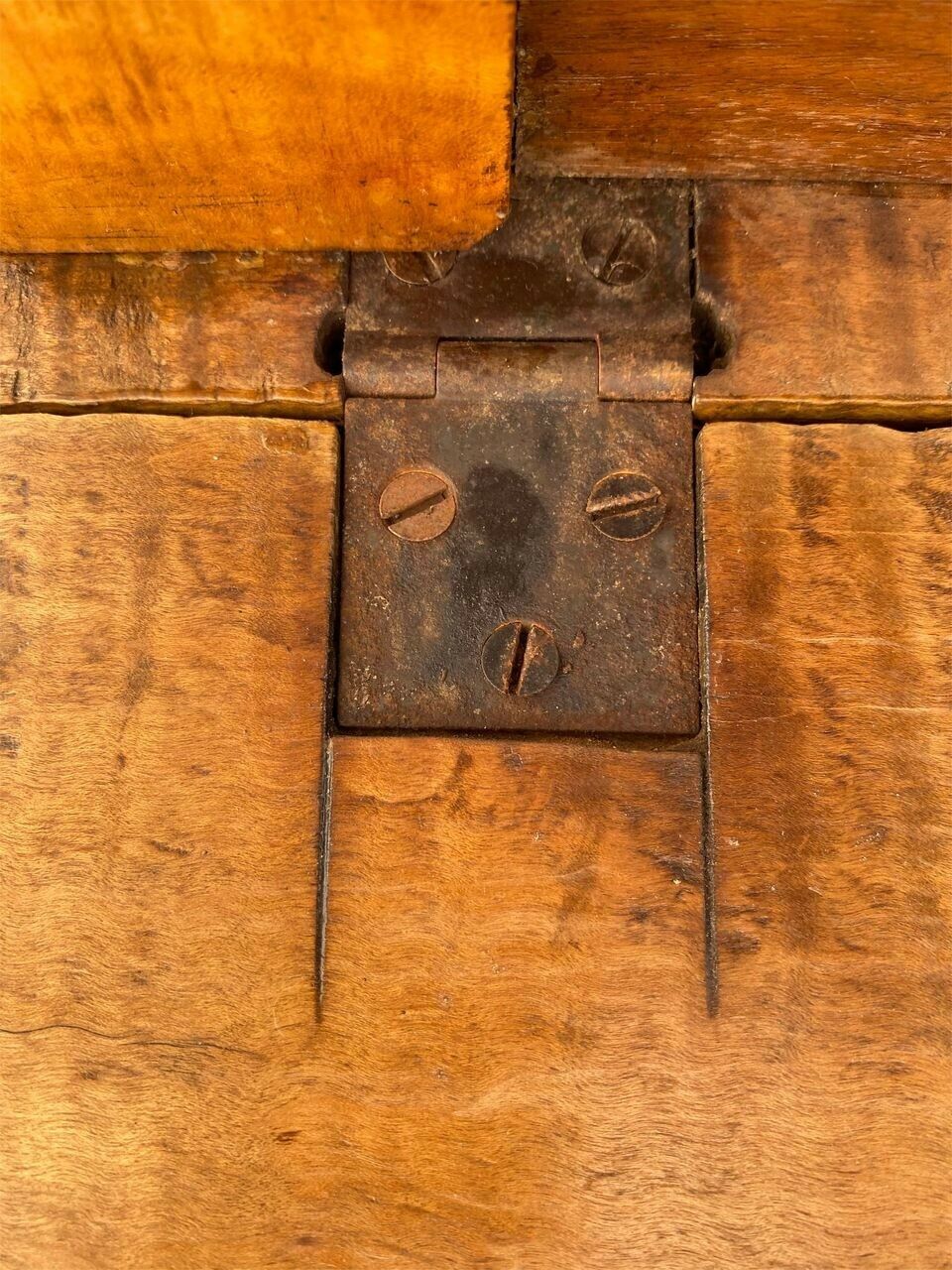 19TH C ANTIQUE COUNTRY PRIMITIVE TIGER MAPLE DROP LEAF DINING TABLE