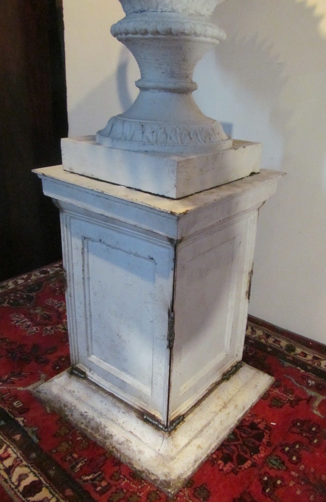 ANTIQUE 19TH CENT VICTORIAN MONUMENTAL CAST IRON URN W/ DECORATIVE MOUNTS