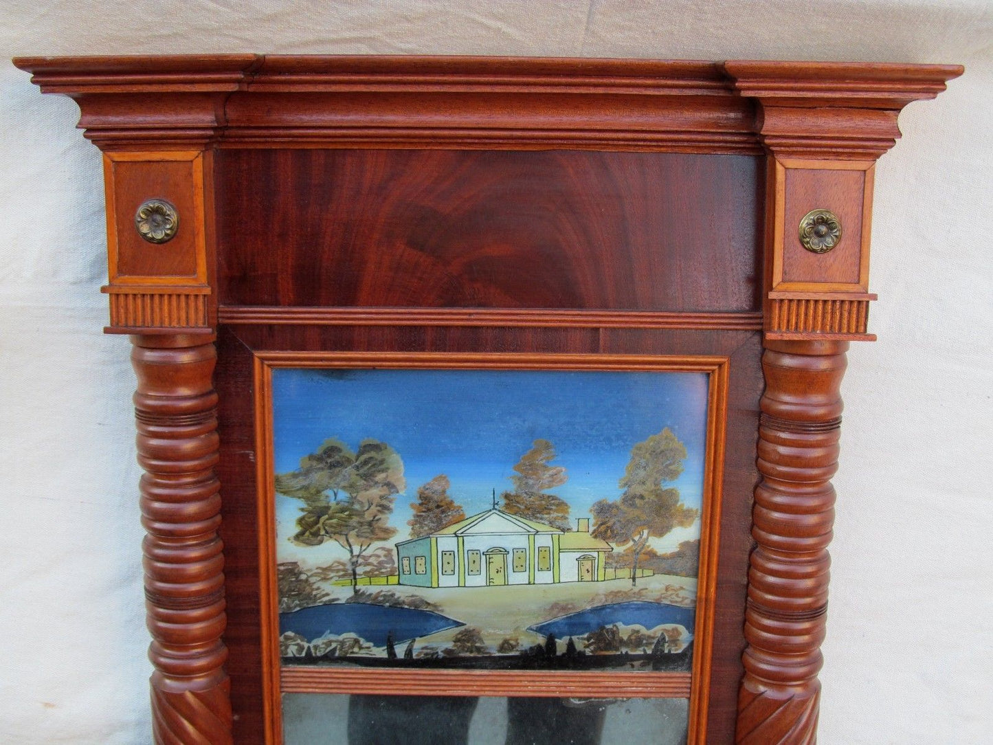 FEDERAL PERIOD REVERSE PAINTED DECORATIVE MIRROR IN CARVED MAHOGANY FRAME