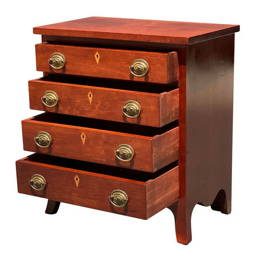 20TH C HEPPLEWHITE ANTIQUE STYLE CHERRY BACHELORS CHEST / NIGHTSTAND