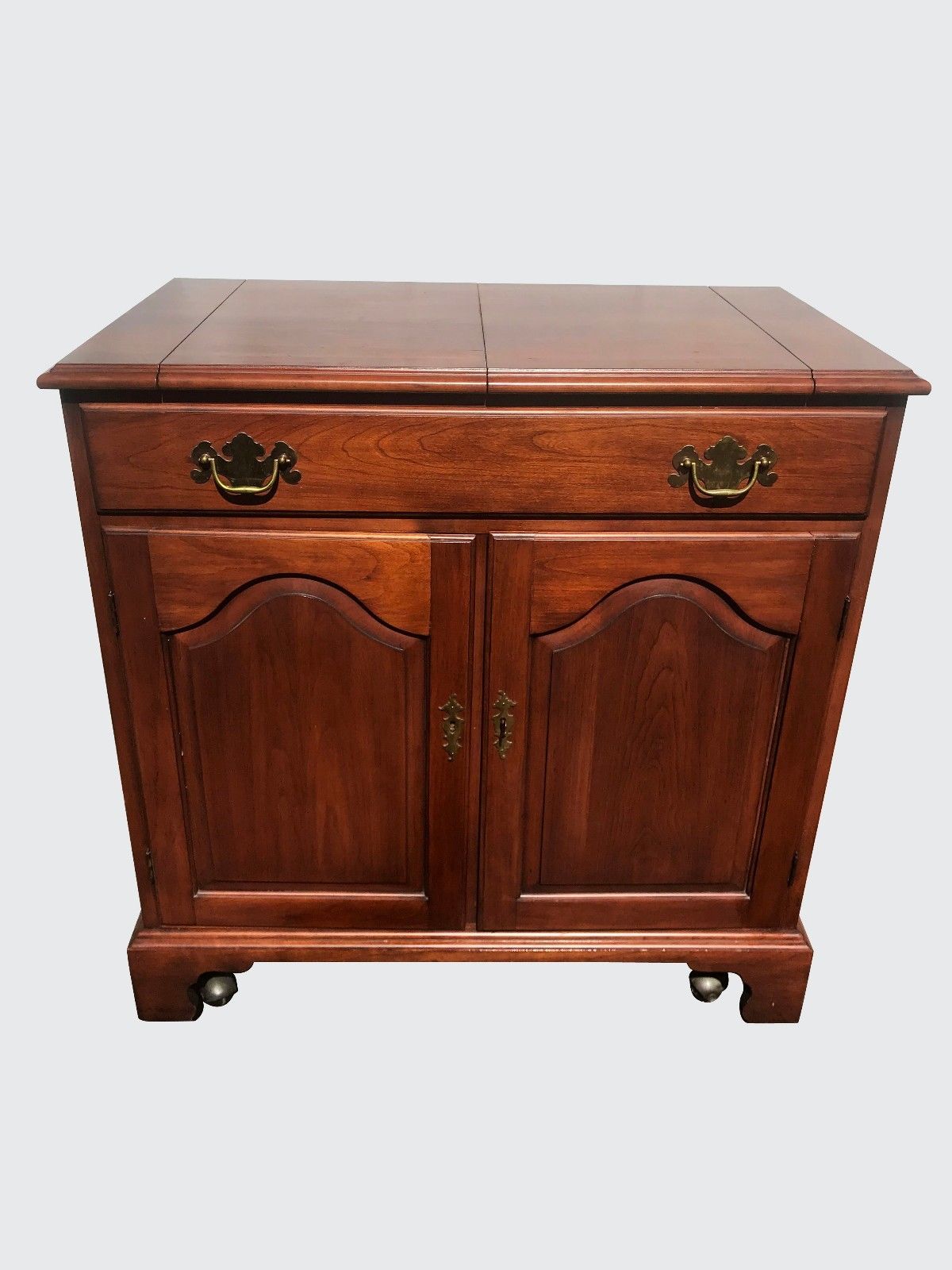 HENKEL & HARRIS MAHOGANY CHIPPENDALE STYLED FLIP TOPS BAR IN GREAT CONDITION
