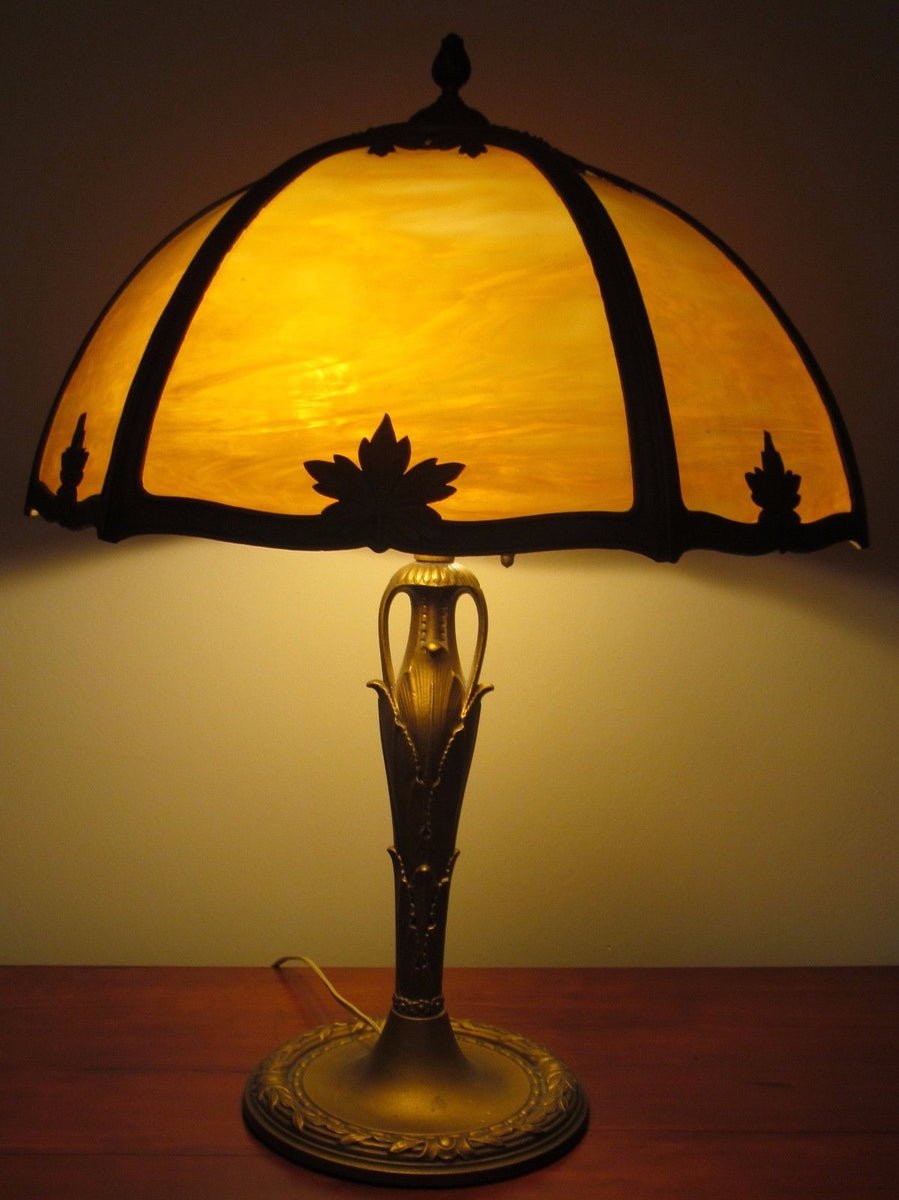 ARTS & CRAFTS MILLER TABLE LAMP WITH CARAMEL COLORED 6 PANEL FILIGREE