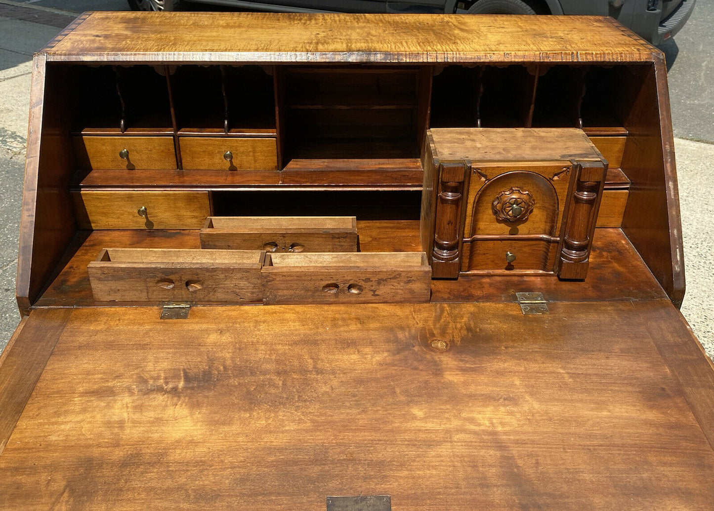 18TH C ANTIQUE CHIPPENDALE TIGER MAPLE MASSACHUSETTS OXBOW SLANT LID DESK