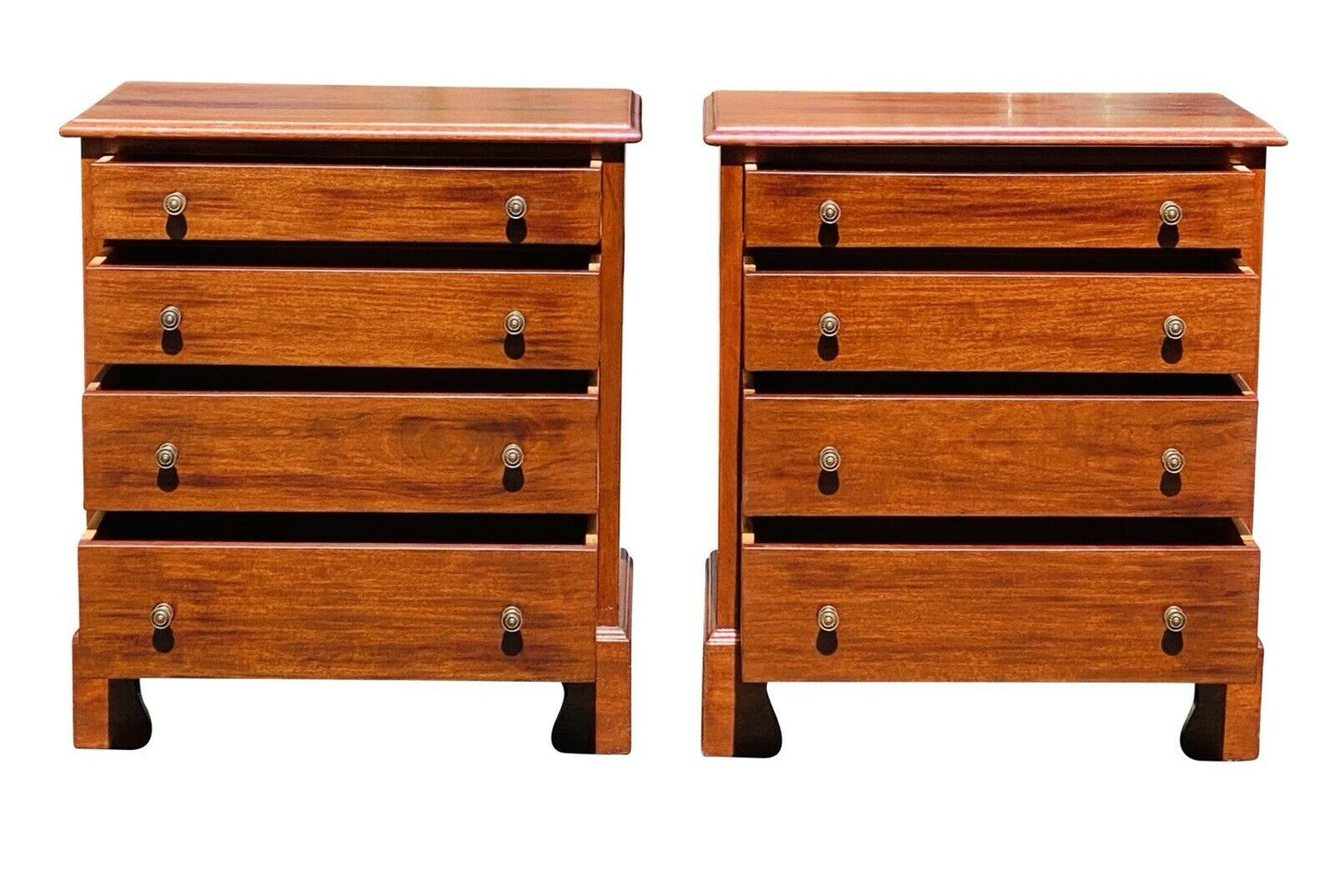 19th Century Antique Pair of Mahogany Bachelors Chests / Nightstands