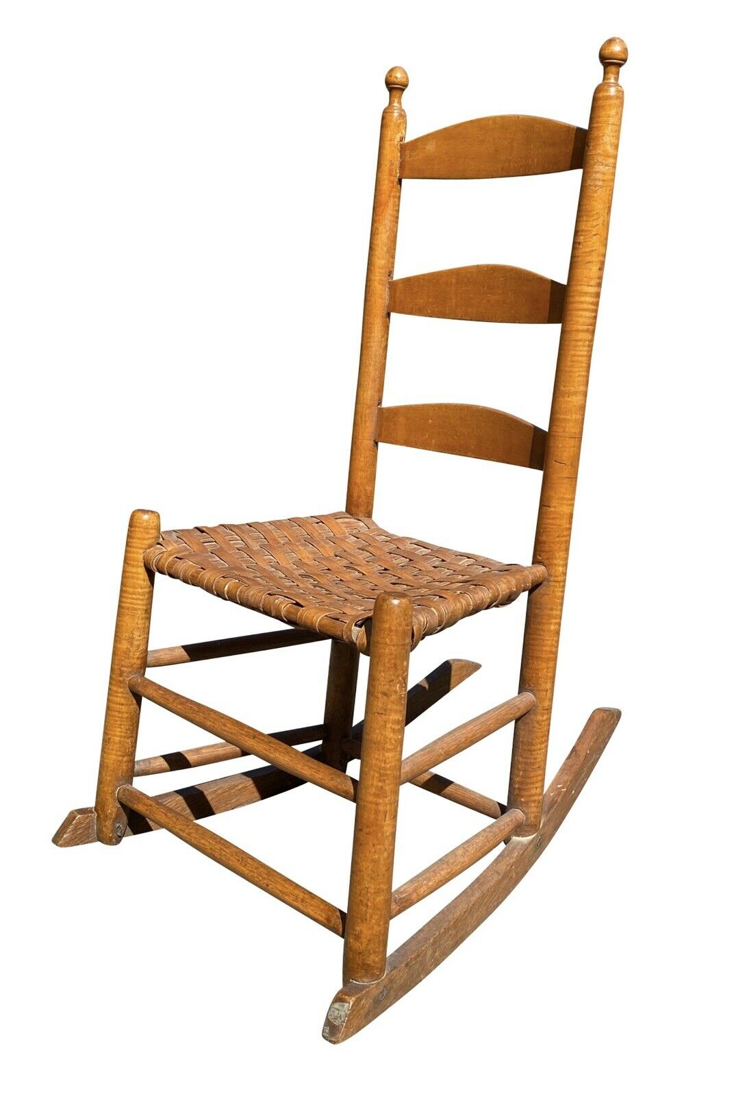 18TH C ANTIQUE QUEEN ANNE TIGER MAPLE LADDER BACK ROCKING CHAIR W SPLINT SEAT