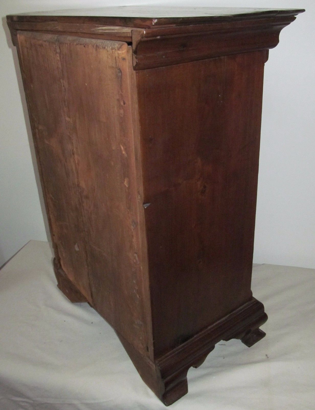 IMPORTANT 18TH CENTURY QUEEN ANNE PERIOD WALNUT SPICE CHEST WITH TOMBSTONE DOOR