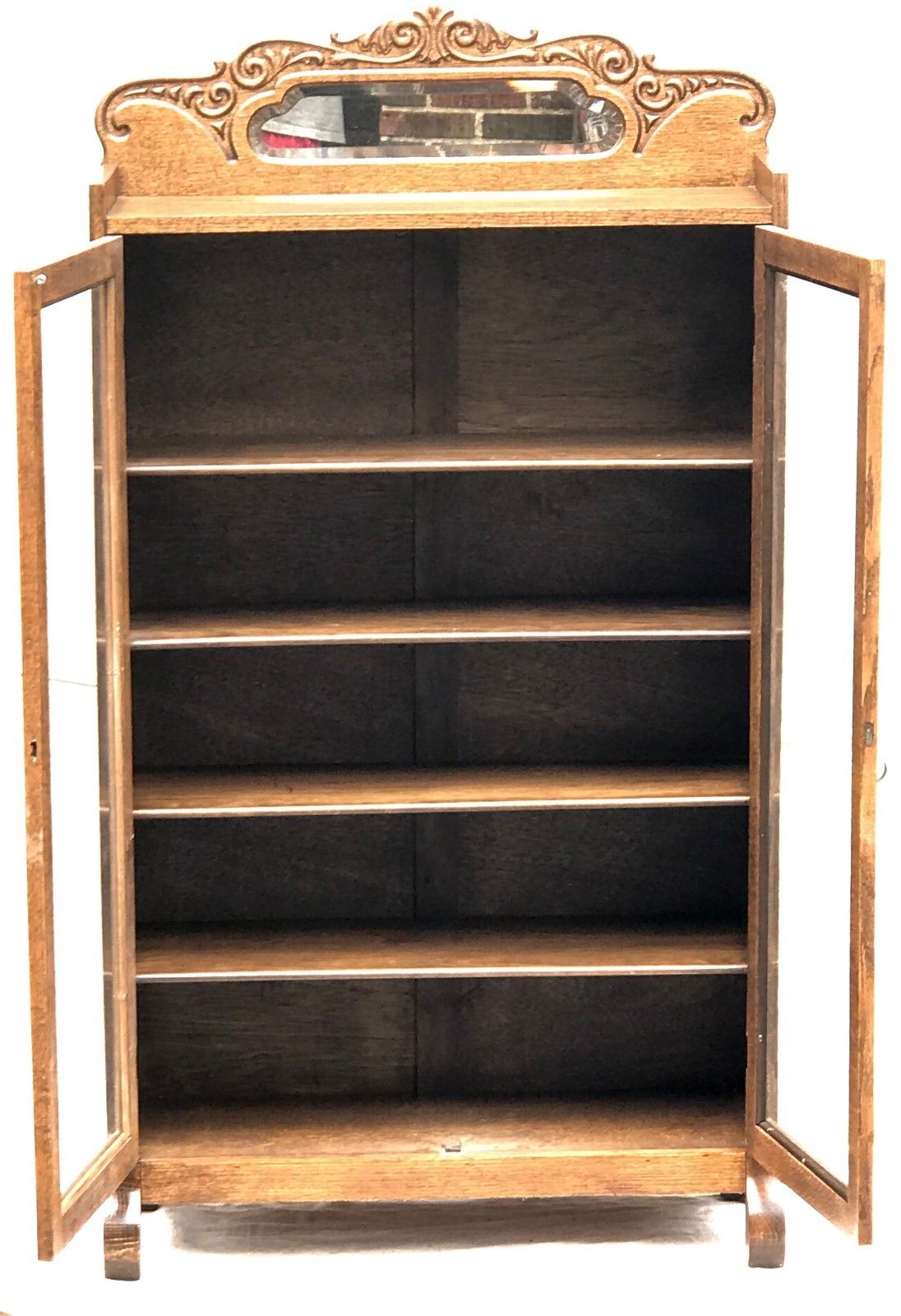 19TH C. VICTORIAN GOLDEN OAK BOOKCASE WITH MIRRORED AND CARVED GALLERY.