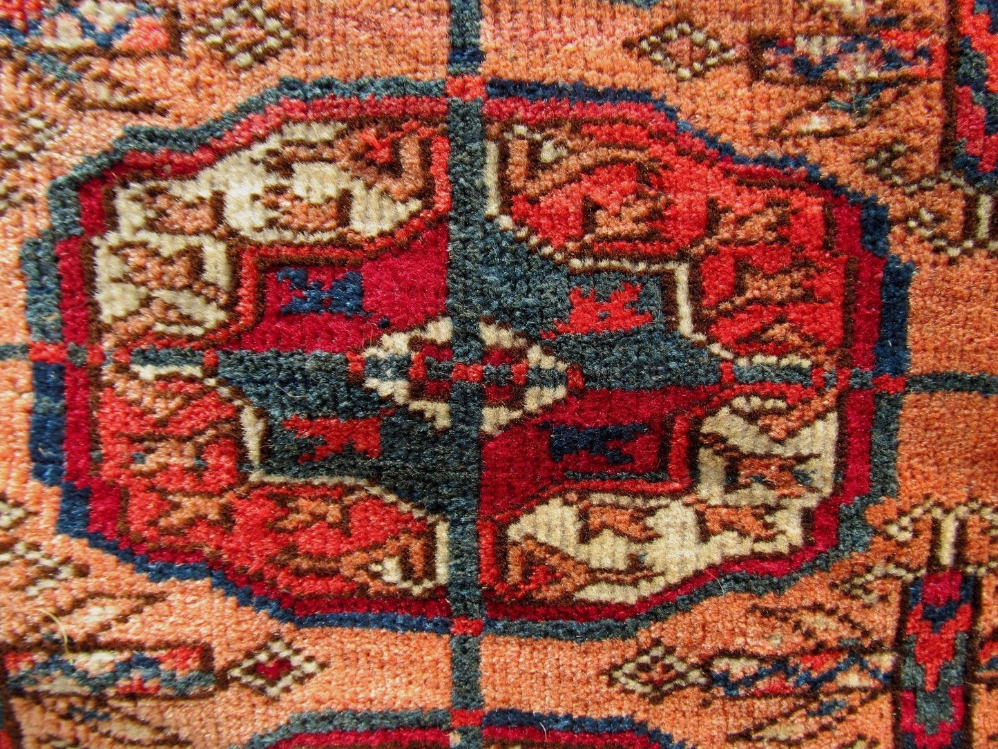 EXCELLENT ANTIQUE TEKKE BOHKARA ESTATE CARPET WITH SOFT MUTED COLORWAY