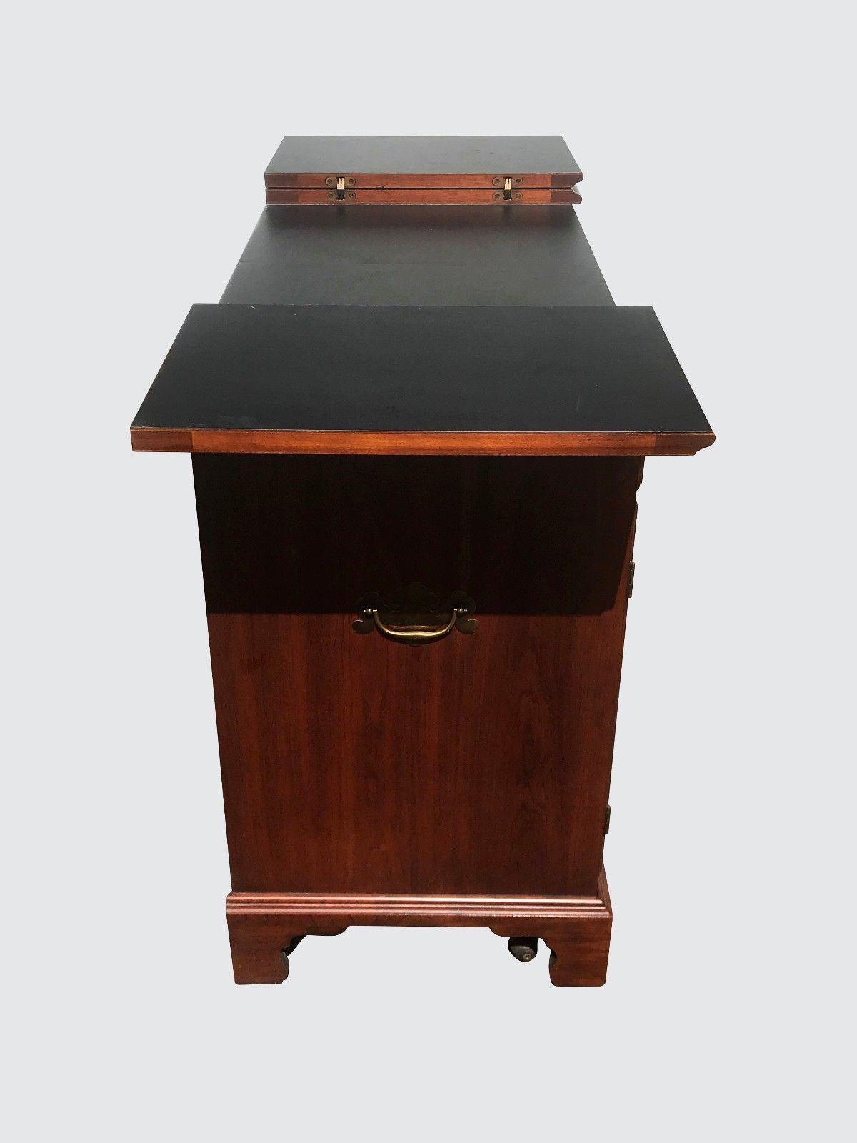 HENKEL & HARRIS MAHOGANY CHIPPENDALE STYLED FLIP TOPS BAR IN GREAT CONDITION