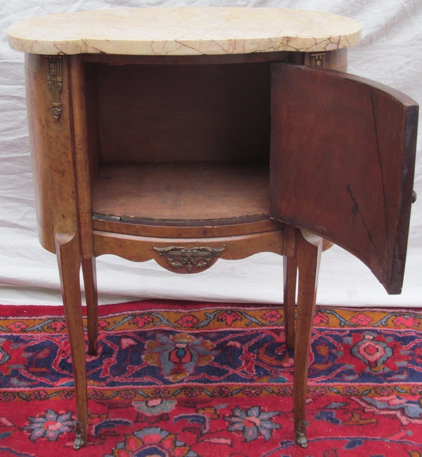 FRENCH LOUIS XV STYLE KIDNEY SHAPED MARBLE TOP NIGHTSTAND WITH DRAPERY INLAY