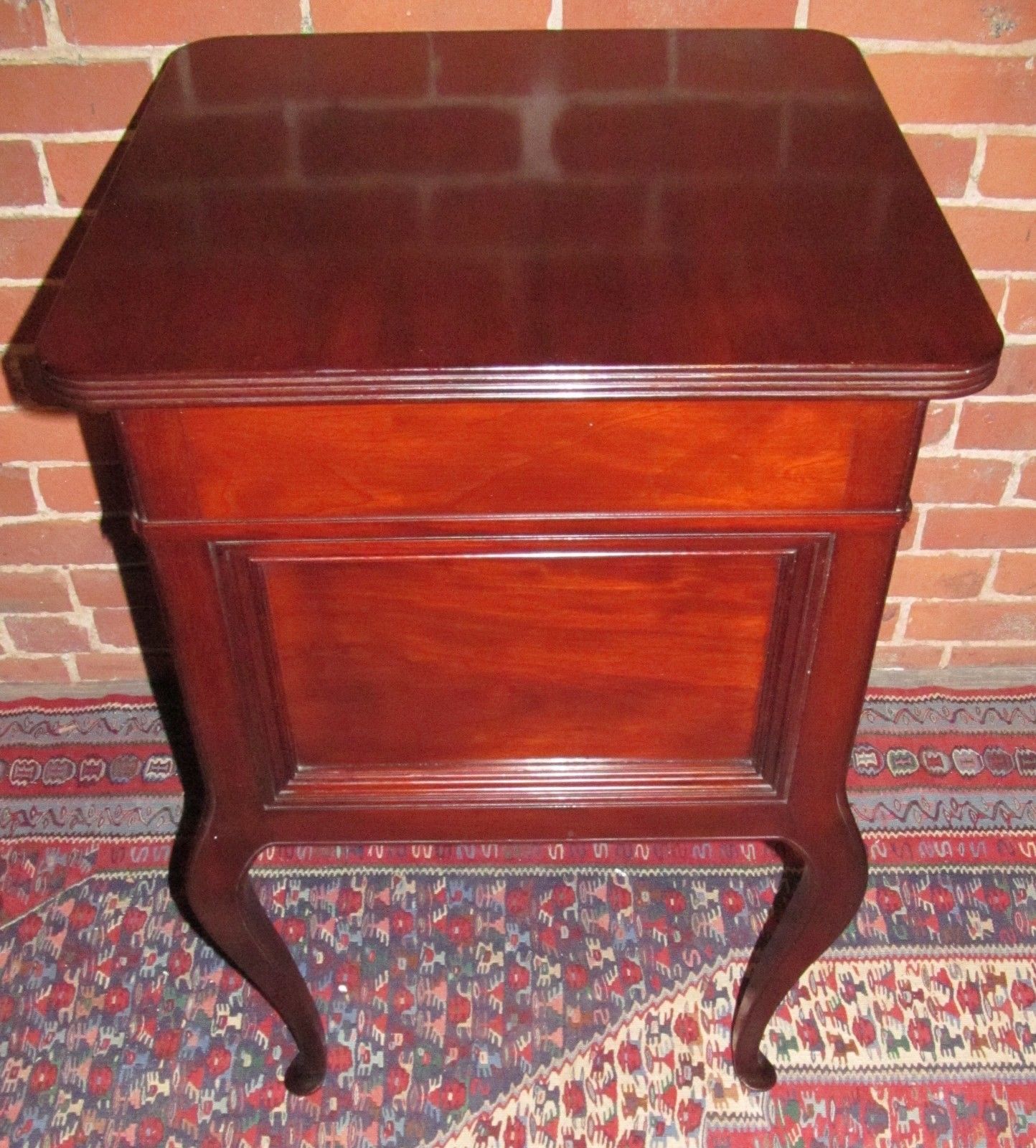 VICTORIAN QUEEN ANNE STYLE MAHOGANY NIGHTSTAND WITH RAISED PANEL SIDES