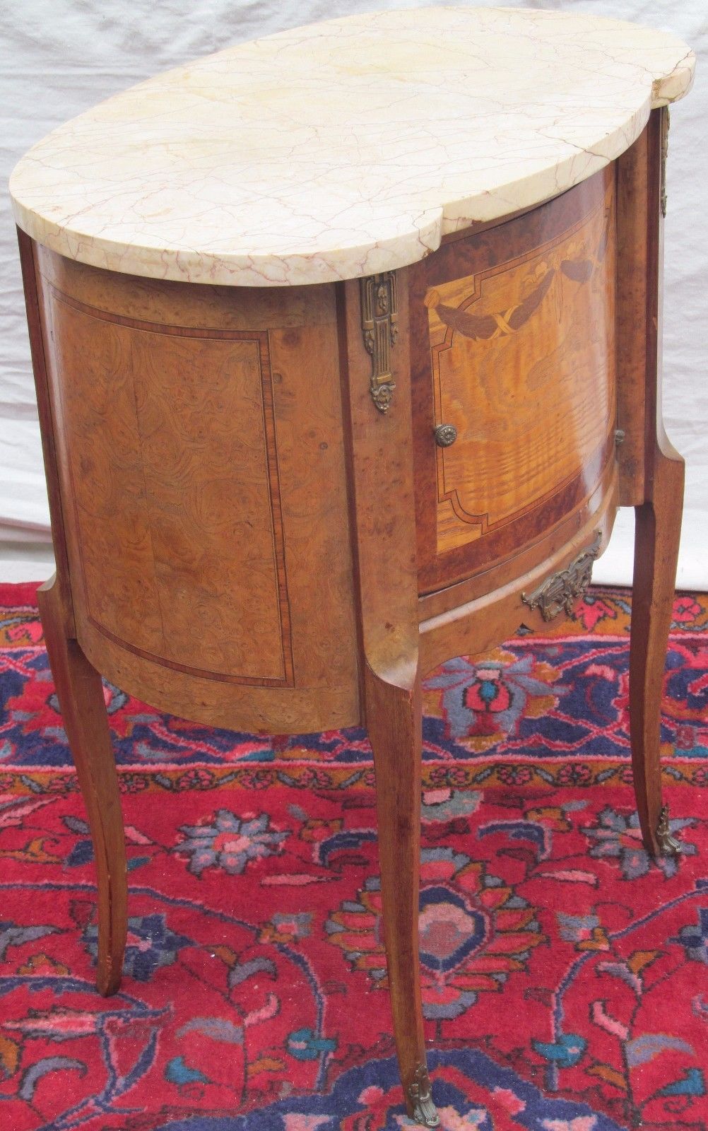 FRENCH LOUIS XV STYLE KIDNEY SHAPED MARBLE TOP NIGHTSTAND WITH DRAPERY INLAY
