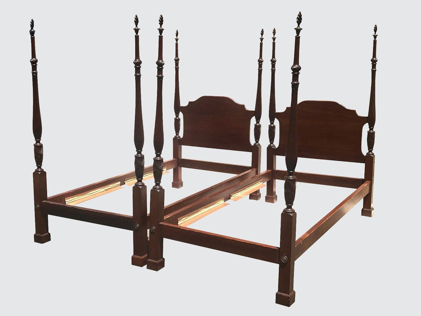 WONDERFUL PAIR OF CENTENNIAL FEDERAL STYLE MAHOGANY PLANTATION STYLE CUSTOM BEDS