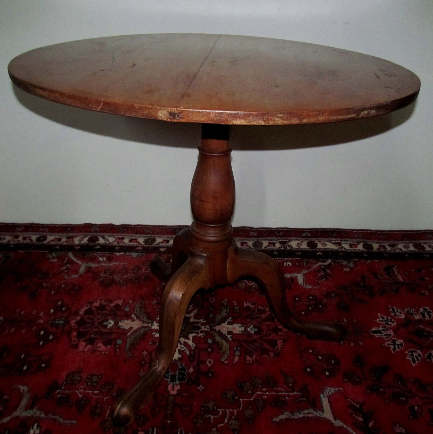 18TH CENTURY QUEEN ANNE SYCAMORE & MAPLE TILTING TEA TABLE W/TENDRIL CARVED LEGS