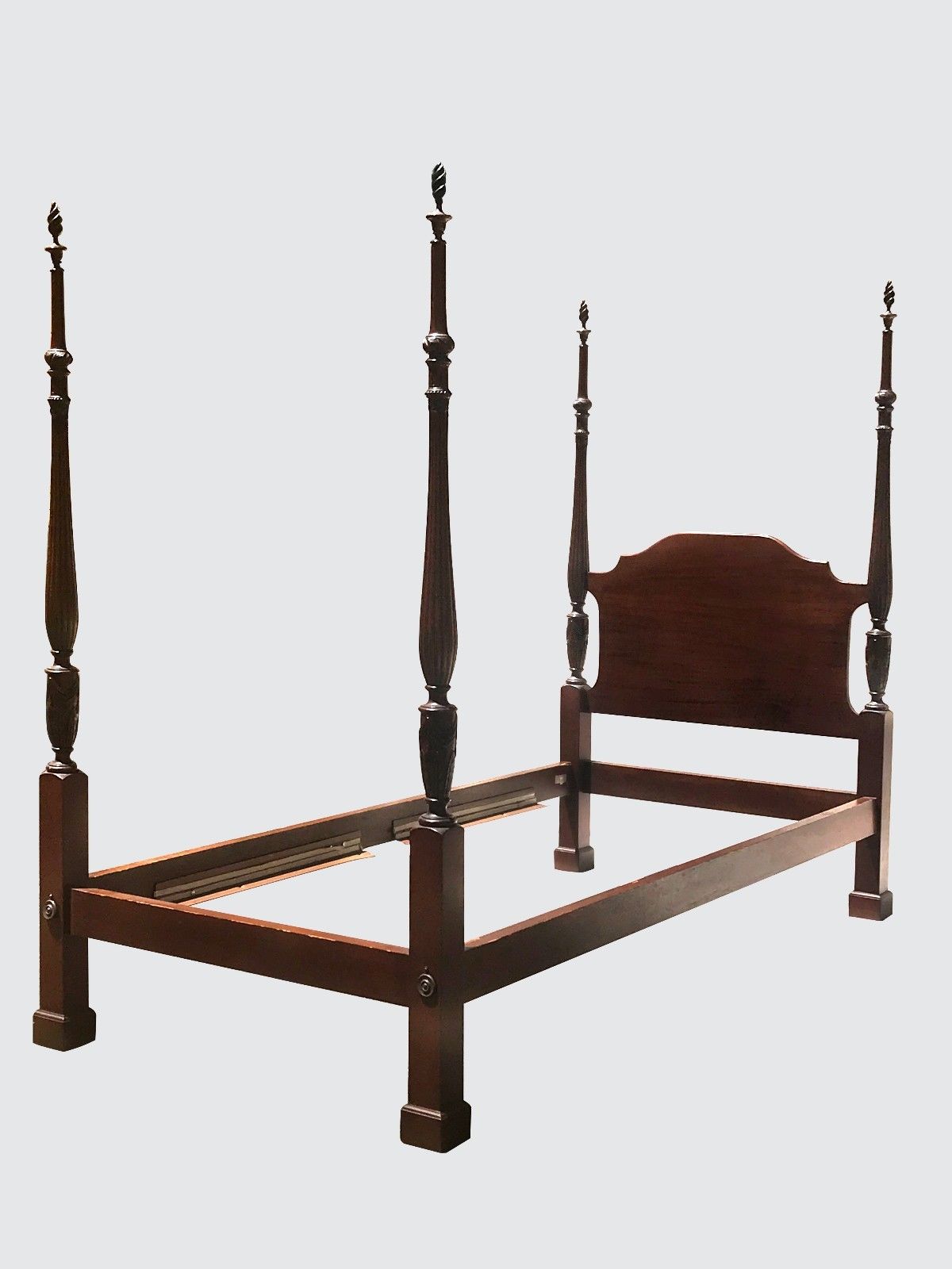 WONDERFUL PAIR OF CENTENNIAL FEDERAL STYLE MAHOGANY PLANTATION STYLE CUSTOM BEDS