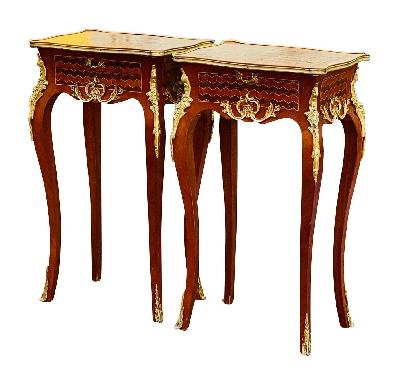 20TH C LOUIS XV ANTIQUE STYLE PAIR OF FRENCH PARQUETRY NIGHT STANDS / END TABLES
