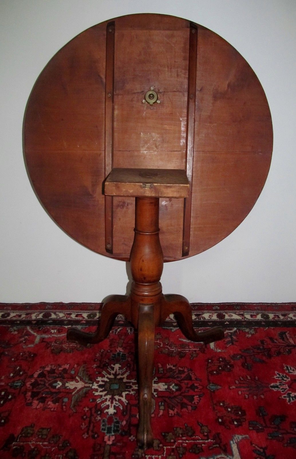 18TH CENTURY QUEEN ANNE SYCAMORE & MAPLE TILTING TEA TABLE W/TENDRIL CARVED LEGS