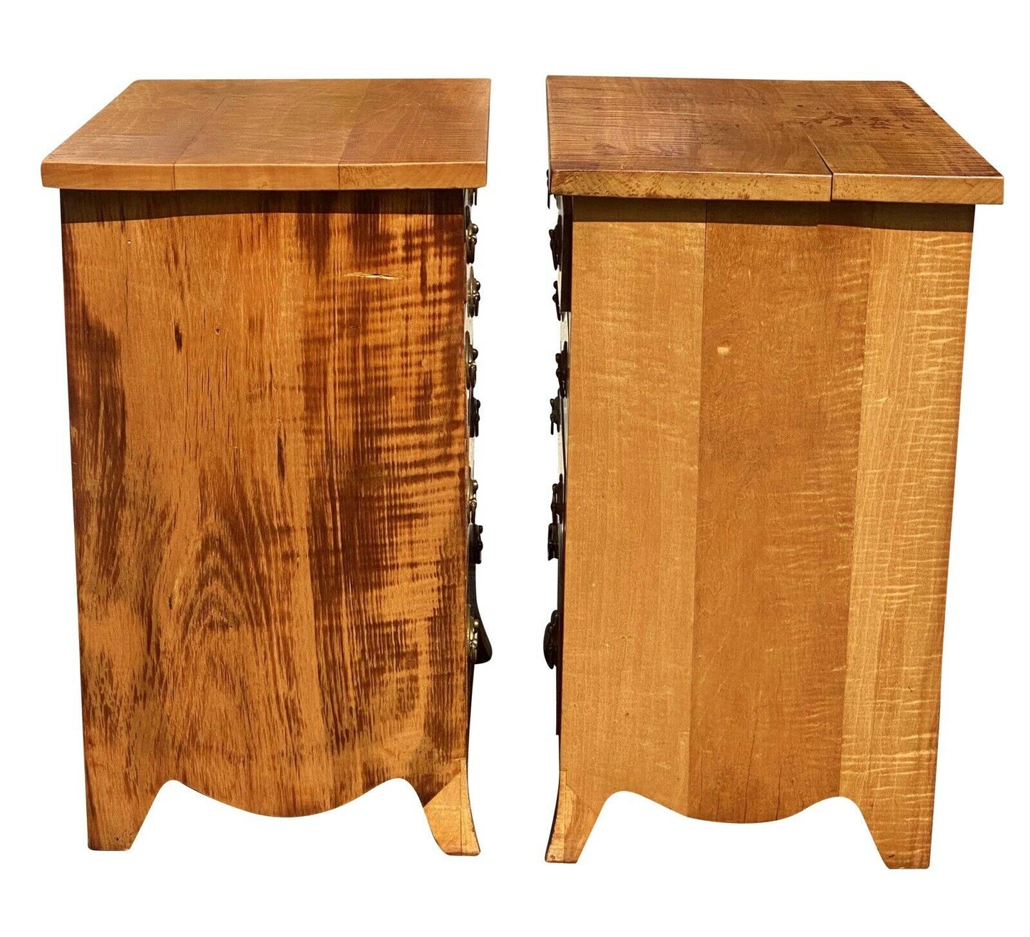 20TH C PAIR OF ANTIQUE STYLE TIGER MAPLE 4 DRAWER BACHELOR CHESTS / NIGHTSTANDS