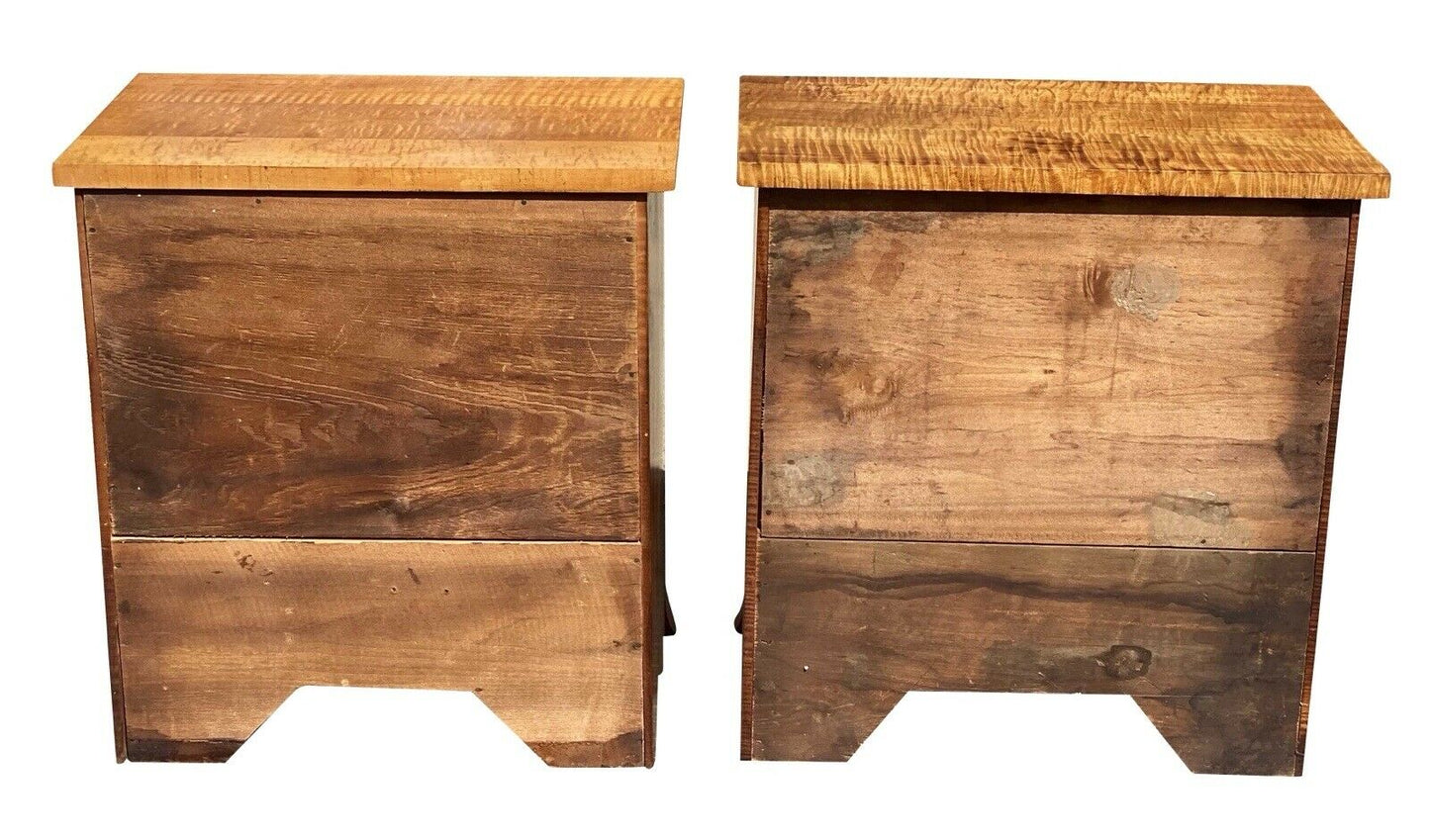 20TH C PAIR OF ANTIQUE STYLE TIGER MAPLE 4 DRAWER BACHELOR CHESTS / NIGHTSTANDS
