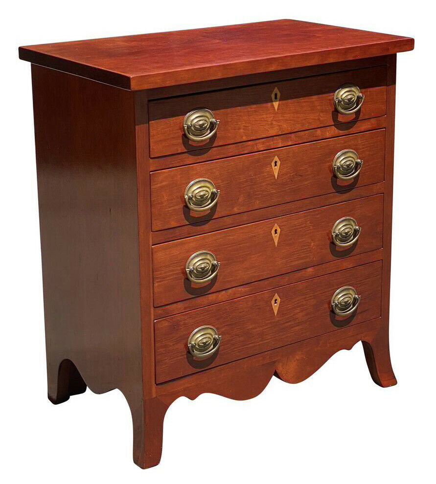20TH C HEPPLEWHITE ANTIQUE STYLE CHERRY BACHELORS CHEST / NIGHTSTAND