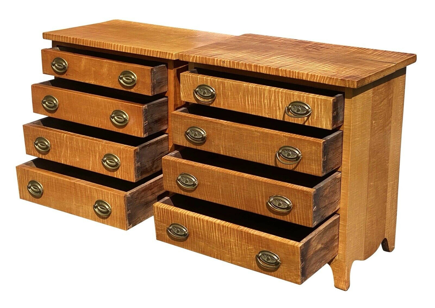 20TH C PAIR OF ANTIQUE STYLE TIGER MAPLE 4 DRAWER BACHELOR CHESTS / NIGHTSTANDS