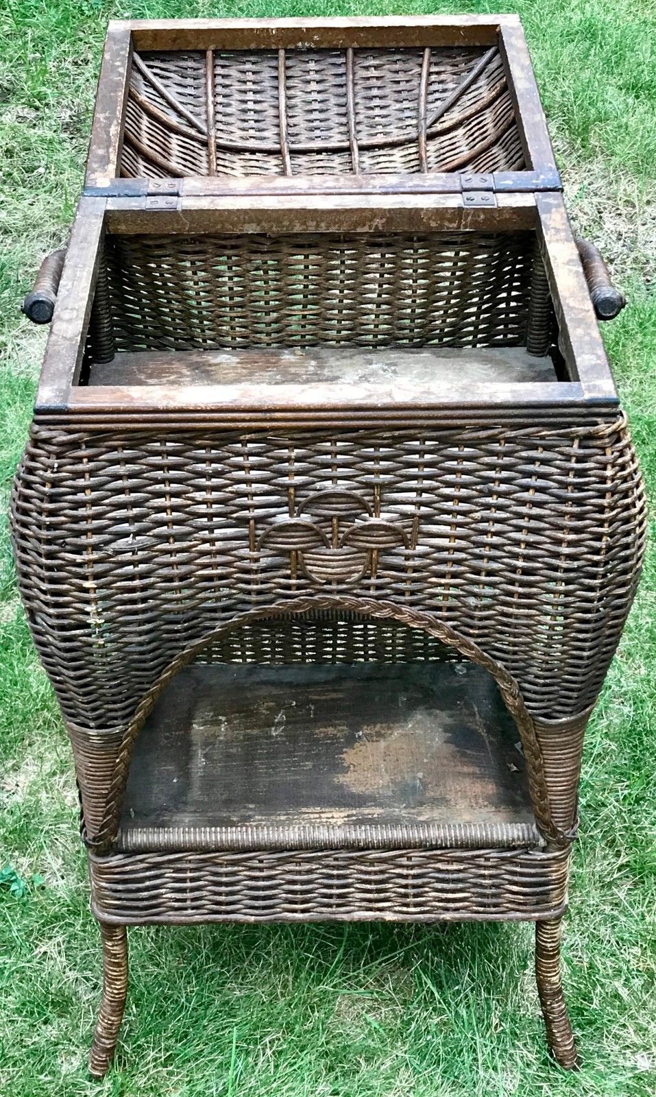 ANTIQUE EARLY 20TH C ARTS & CRAFTS HEYWOOD WAKEFIELD WICKER SEWING STAND