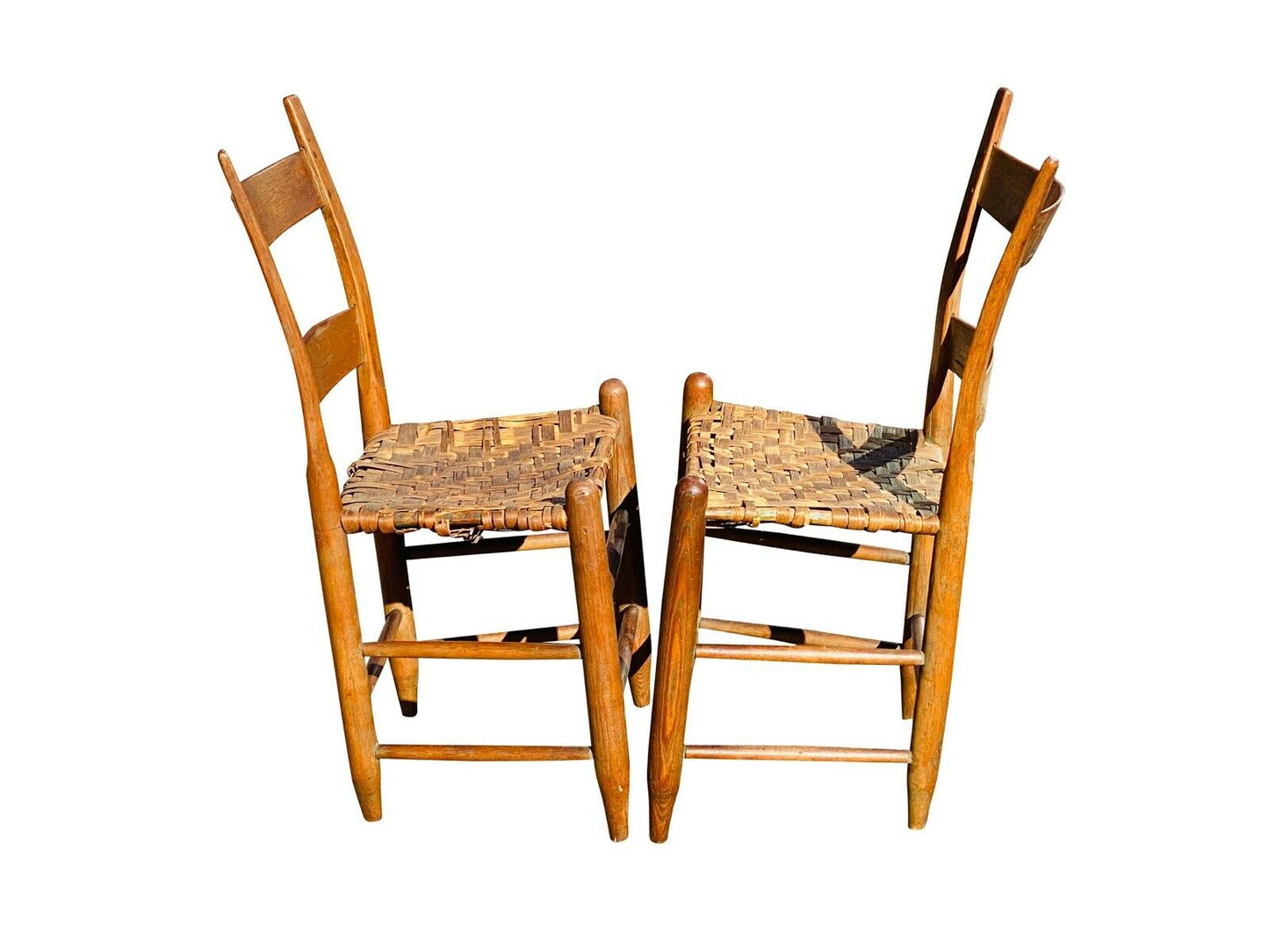 19TH C ANTIQUE COUNTRY PRIMITIVE PAIR OF WINDSOR THUMB BACK CHAIRS