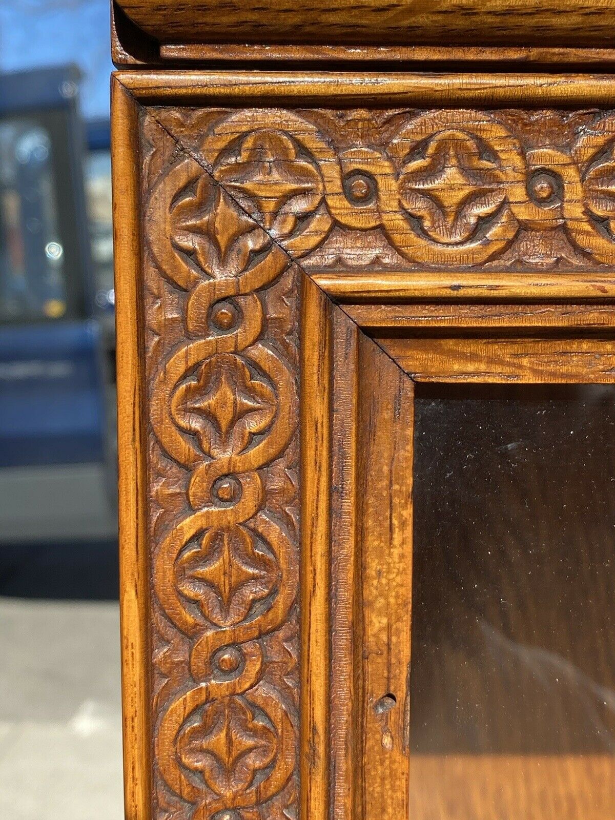 19TH C ANTIQUE VICTORIAN OAK SINGLE DOOR GUILLOCHE CARVED BOOKCASE